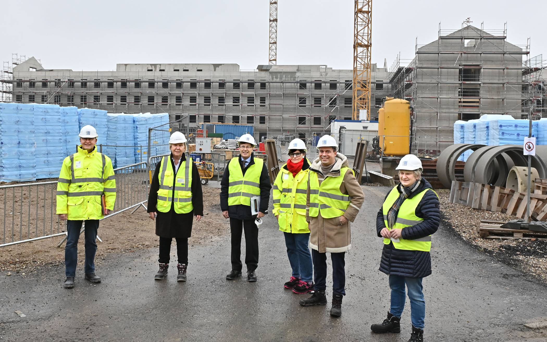  Unser Foto zeigt von links: Architekt Markus Vieth (BLB), JVA-Leiterin Charlotte Adams-Dolfen, Minister Peter Biesenbach (CDU), BLB-Geschäftsführerin Gabriele Willems, Willichs Bürgermeister Christian Pakusch und Britta Oellers (MdL). 