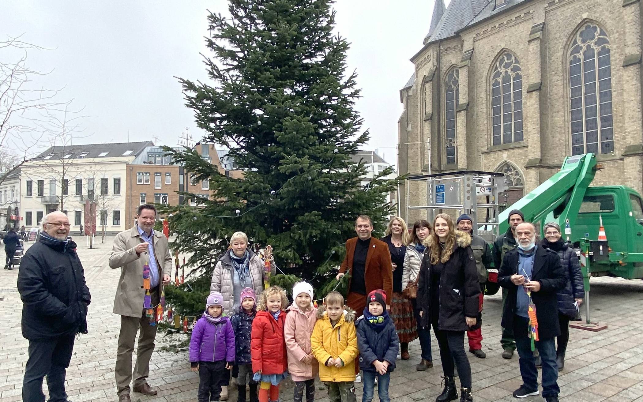  Am Mittwoch haben Kindergartenkinder mit bunten Kerzen den großen Weihnachtsbaum auf dem Alten Markt in Willich vor St. Katharina geschmückt.  