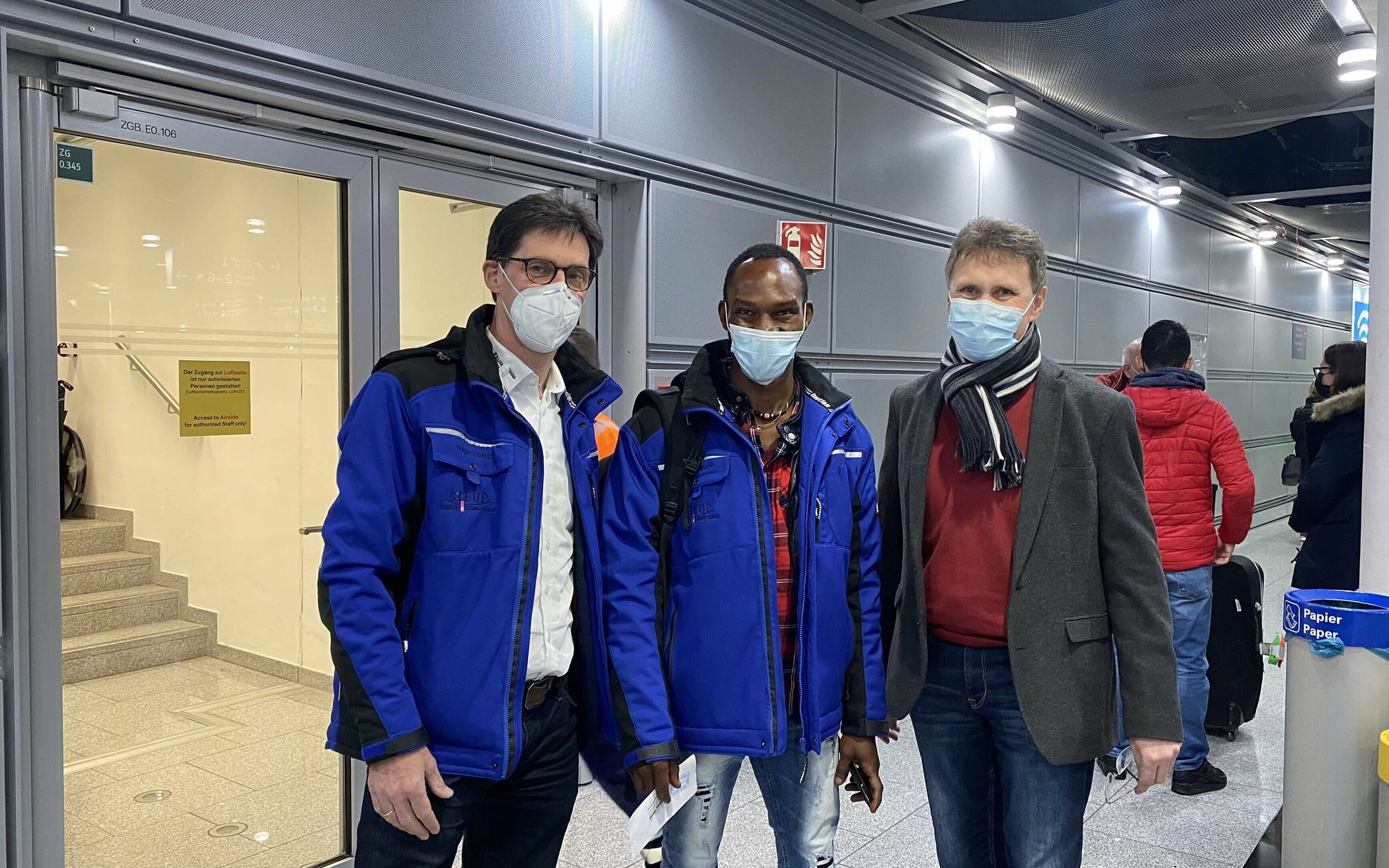 Geschafft: Die Geschäftsführer Holger Steup und Jochen Schmitz holten den sichtlich erleichterten Douda Guilavogui&nbsp; am Freitagmittag vom Flughafen ab. 