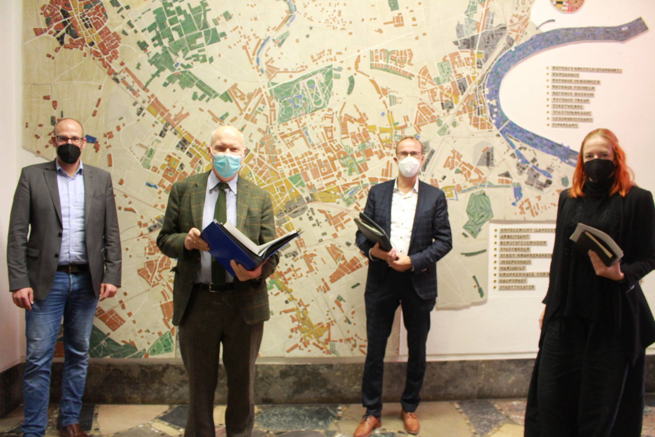 Stellen die Weichen für die Zukunft der Stadt Krefeld: die politischen Partner im Stadtrat (v.l.) SPD-Fraktionschef Benedikt Winzen, FDP-Fraktionsvorsitzender Joachim C. Heitmann und die Grünen-Fraktionsführer Thorsten Hansen und Julia Müller. Foto: Müller