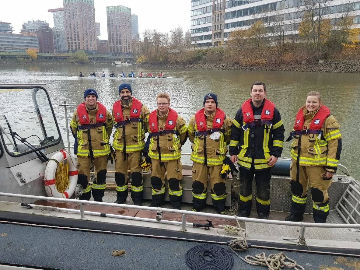  Prüfer Tobias Vollbracht mit den neuen Bootsführern Jose Sanchez, Niklas Winzer, Mark Birgels, Fabian Hassels und Svenja Zahn (v.l.). 