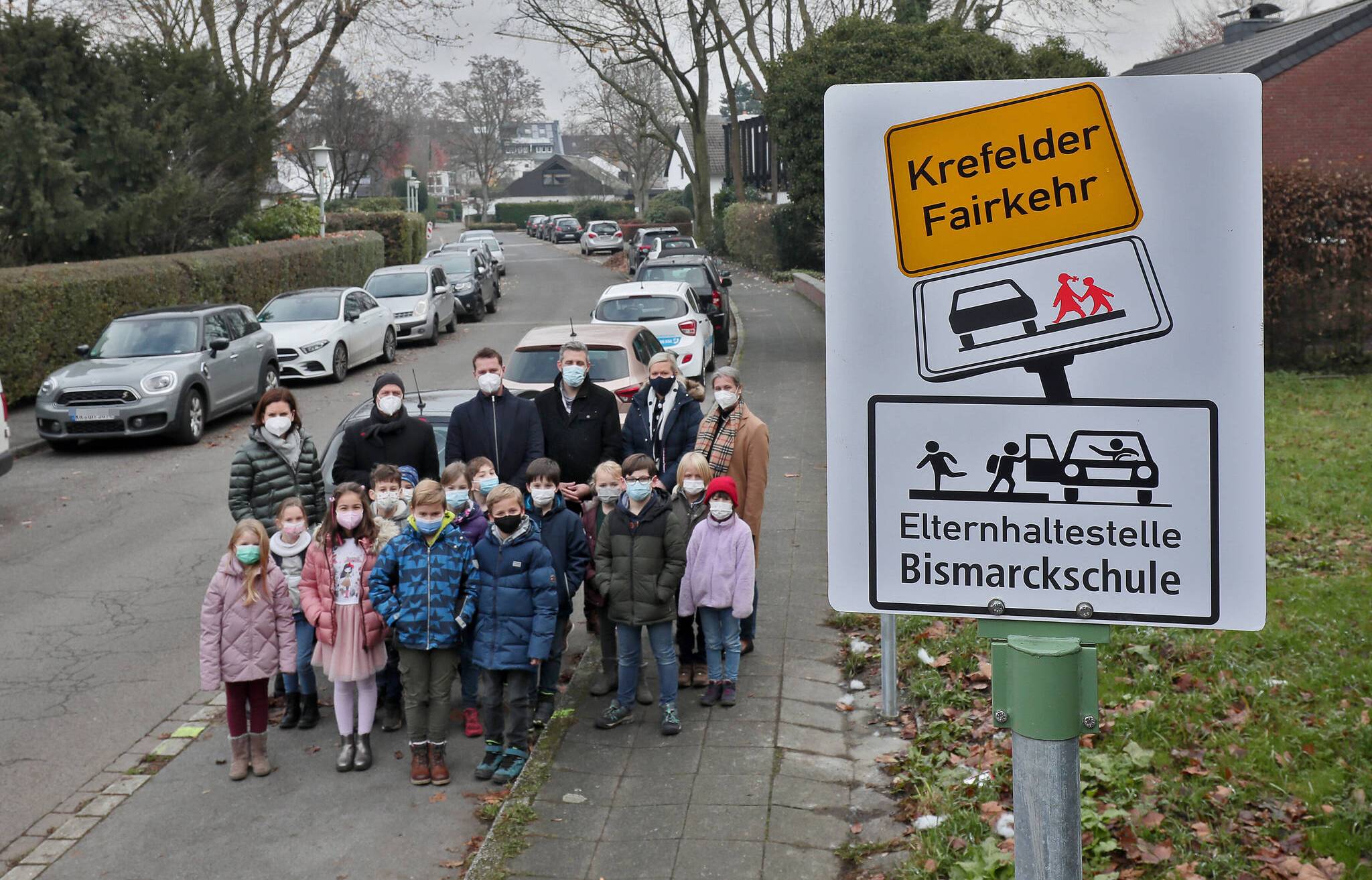 Schüler und Lehrer freuen sich über