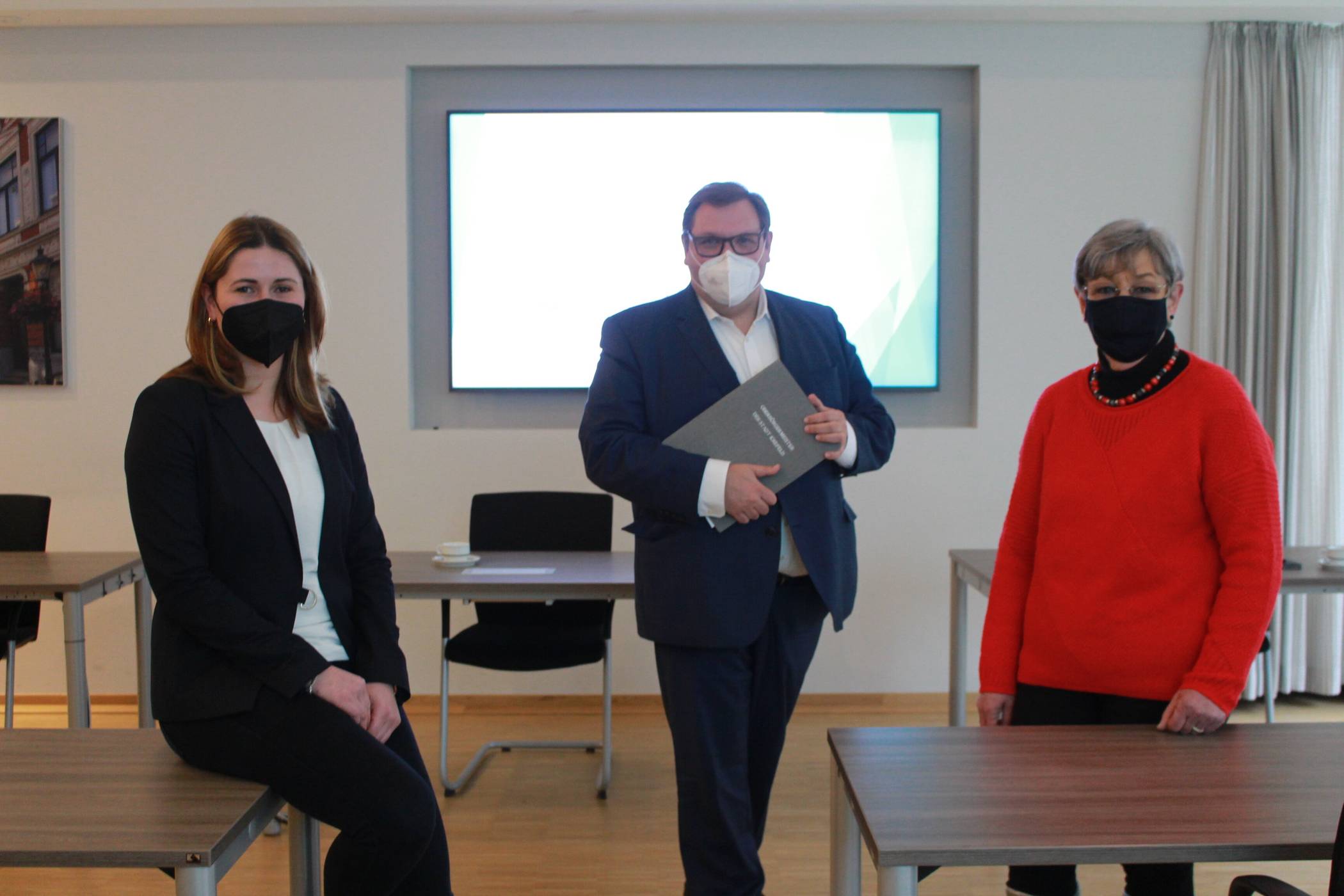 Stellen im Rathaus den neuen Preis für bürgerschaftliches Engagement vor: Oberbürgermeister Frank Meyer, die Vorsitzende der neu zu bildenden Jury Karin Meincke (r.) und die Vertreterin der Verwaltungsabteilung Ehrenamt Ricarda Fries. Foto: Müller