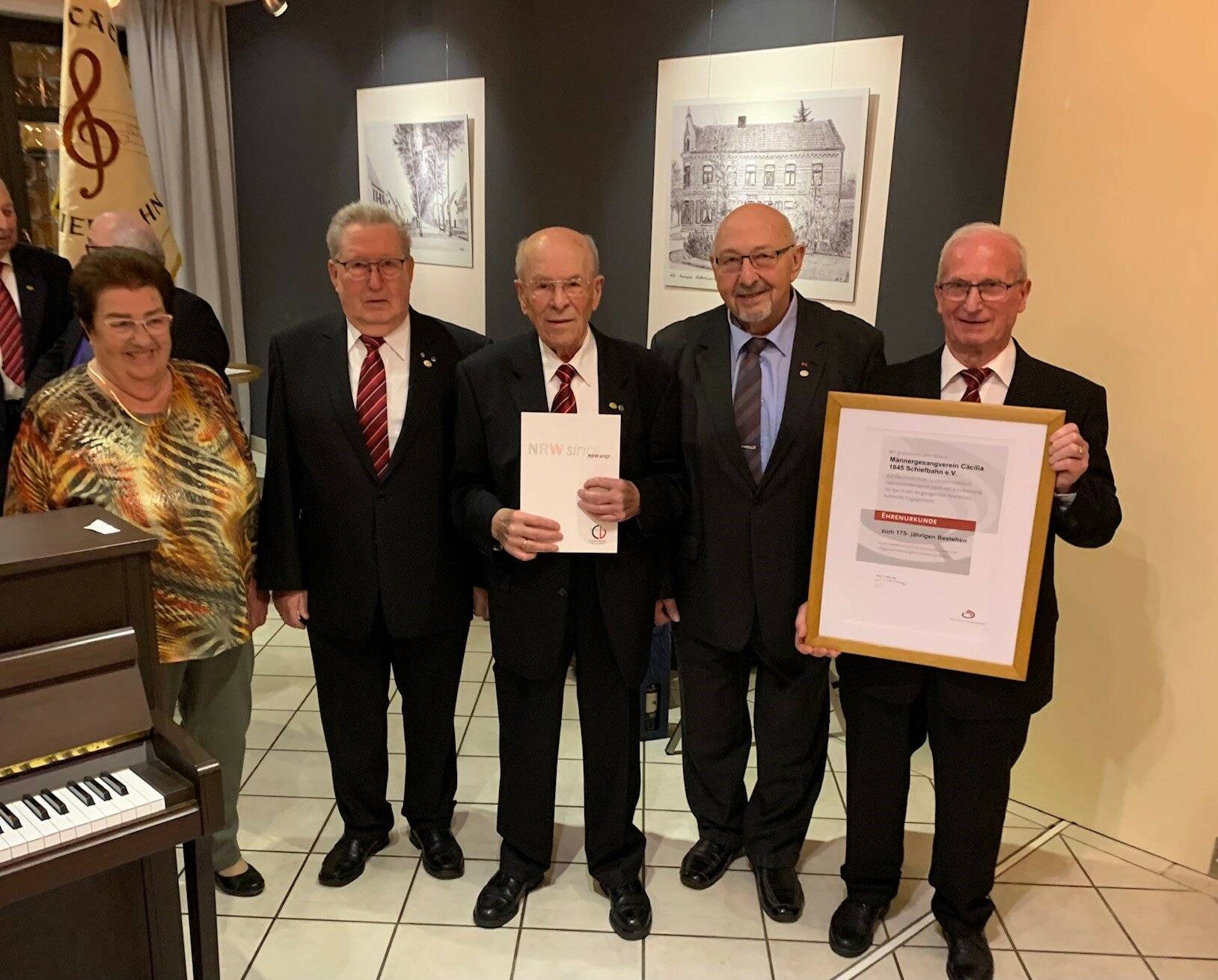  Ehrunge zum Jubiläum beim MGV Cäcilia: Anni Gielen, Manfred Esser, Heinz Ippers,Hans-Theo Ohlenforst, Hubert Callens (von links). 