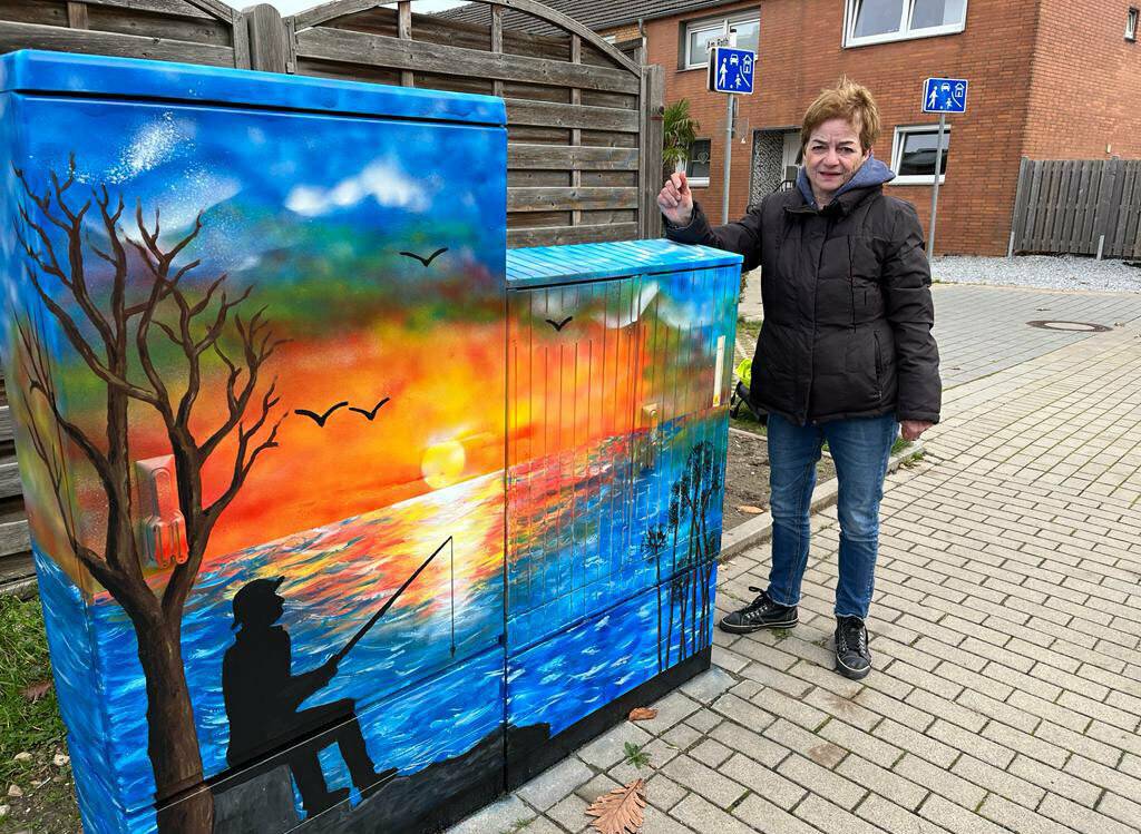  Kukt gestaltet Stromkästen - hier Künstlerin Ruxandra Christ mit ihrem Kunstwerk.  