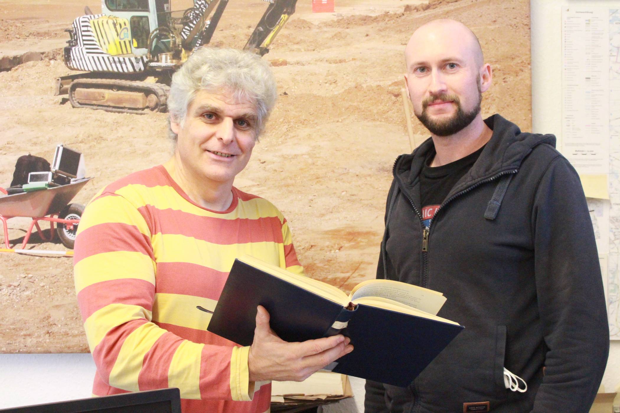 Arbeiten die römische Vergangenheit Krefelds wissenschaftlich auf: Stadtarchäologe Dr. Hans-Peter Schletter (l.) und Doktorand Eric Sponville. Foto: Müller