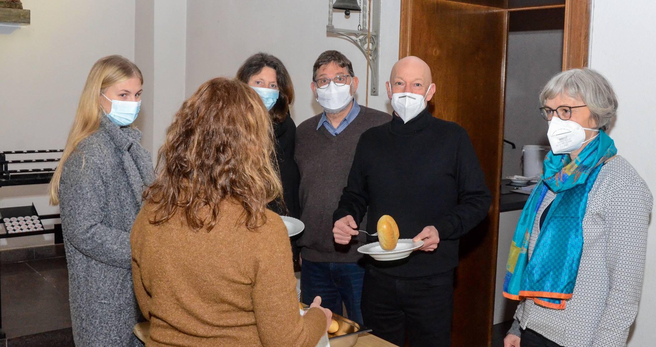 Bereichsleiterin Soziales Hildegard van de Braak (r.) und Ehrenamtliche beim Mittagstisch in der Jugendkirche Albertusstraße: (v.l.) Luisa Küffner, Gabriele Lieven, Eberhard Boekers und &nbsp;Roland Ollertz. 