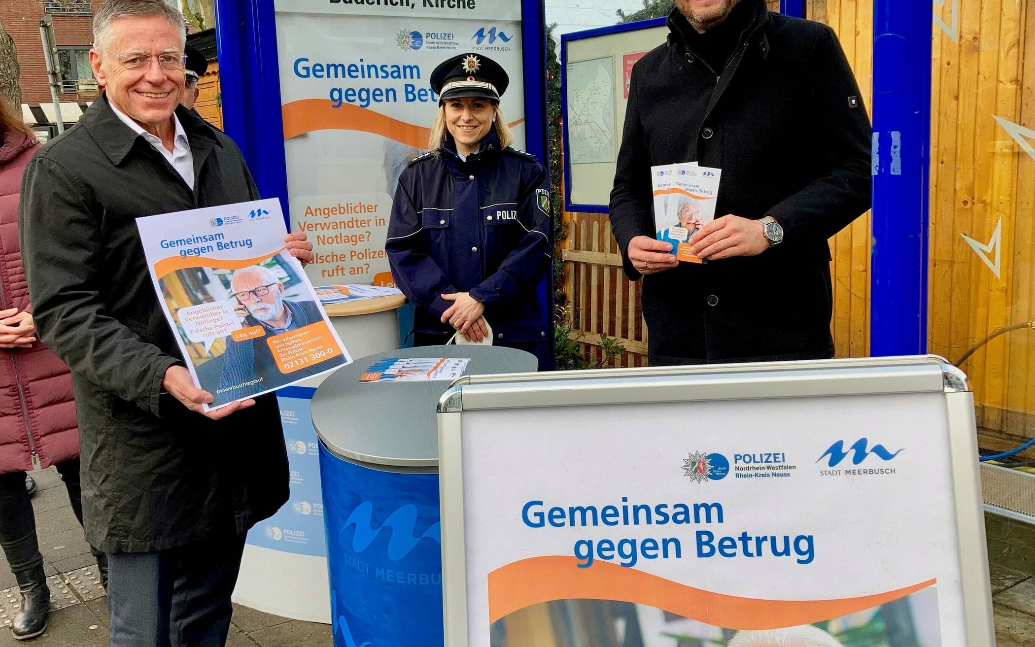 Landrat Hans-Jürgen Petrauschke, die Pressesprecherin der