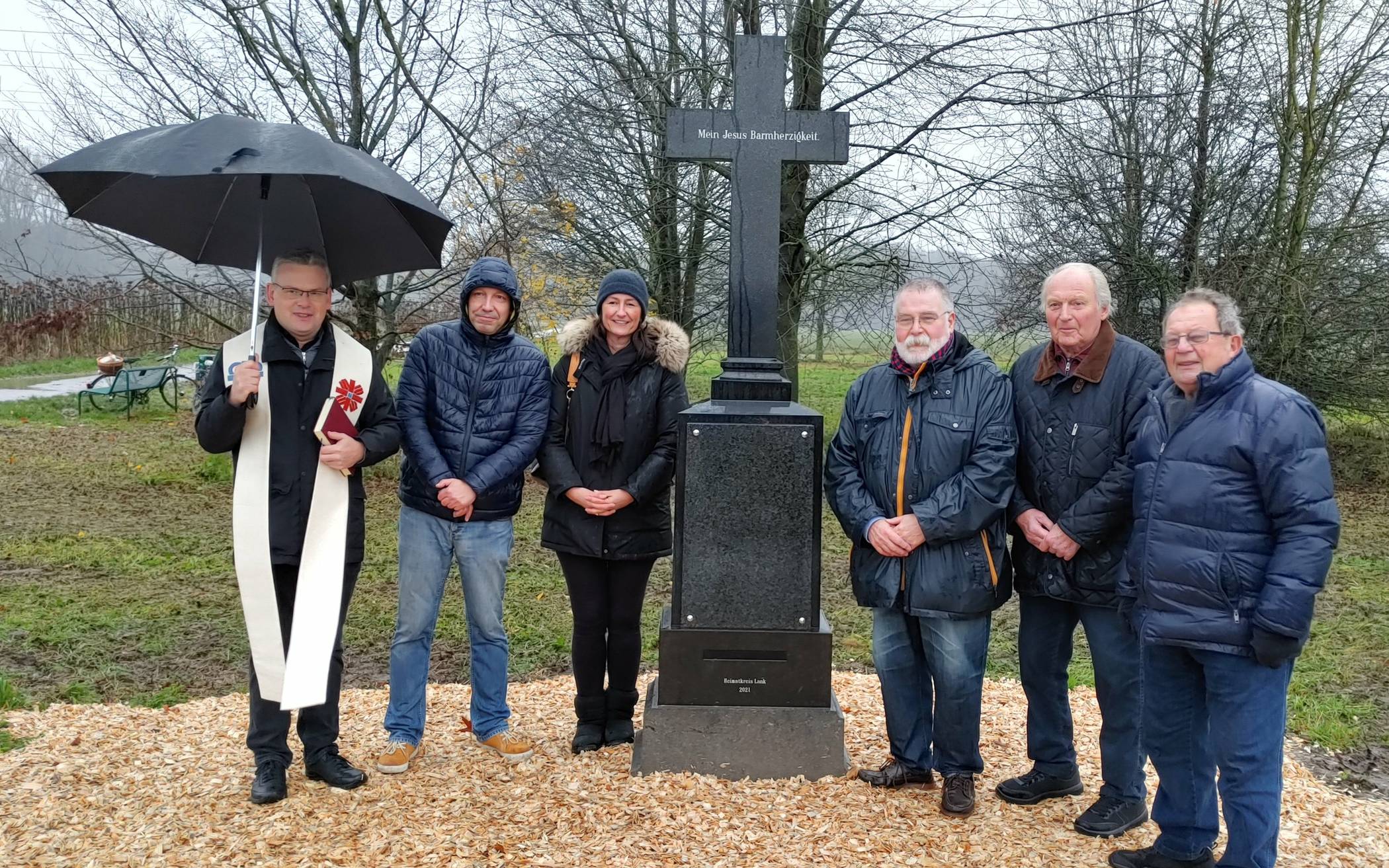 Pfarrer Norbert Viertel (l.) und die