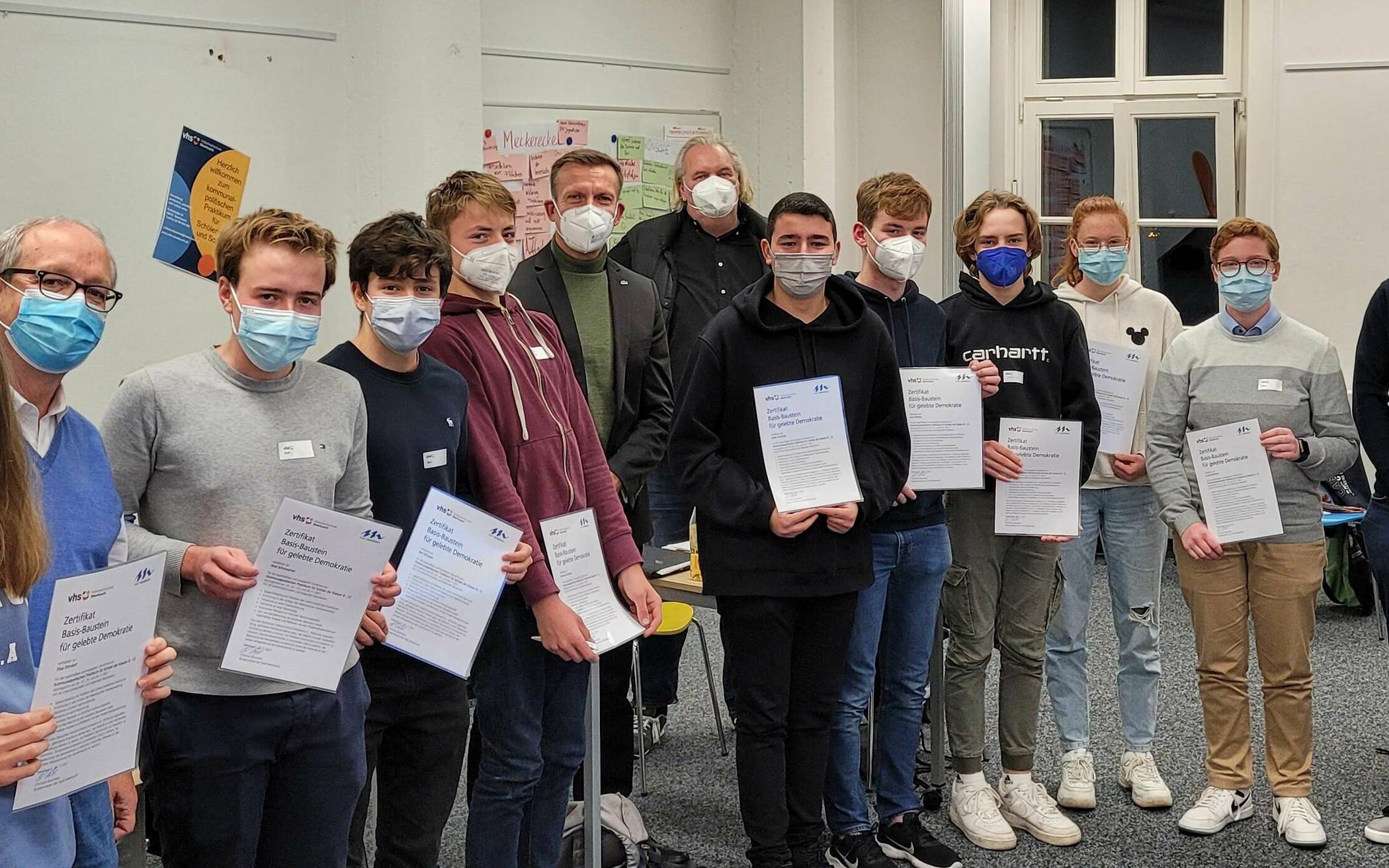 Zur Übergabe der Zertifikate waren sich die Praktikumsteilnehmer und ihre Gesprächspartner aus den Ratsfraktionen einig: Das hat Spaß gemacht! 