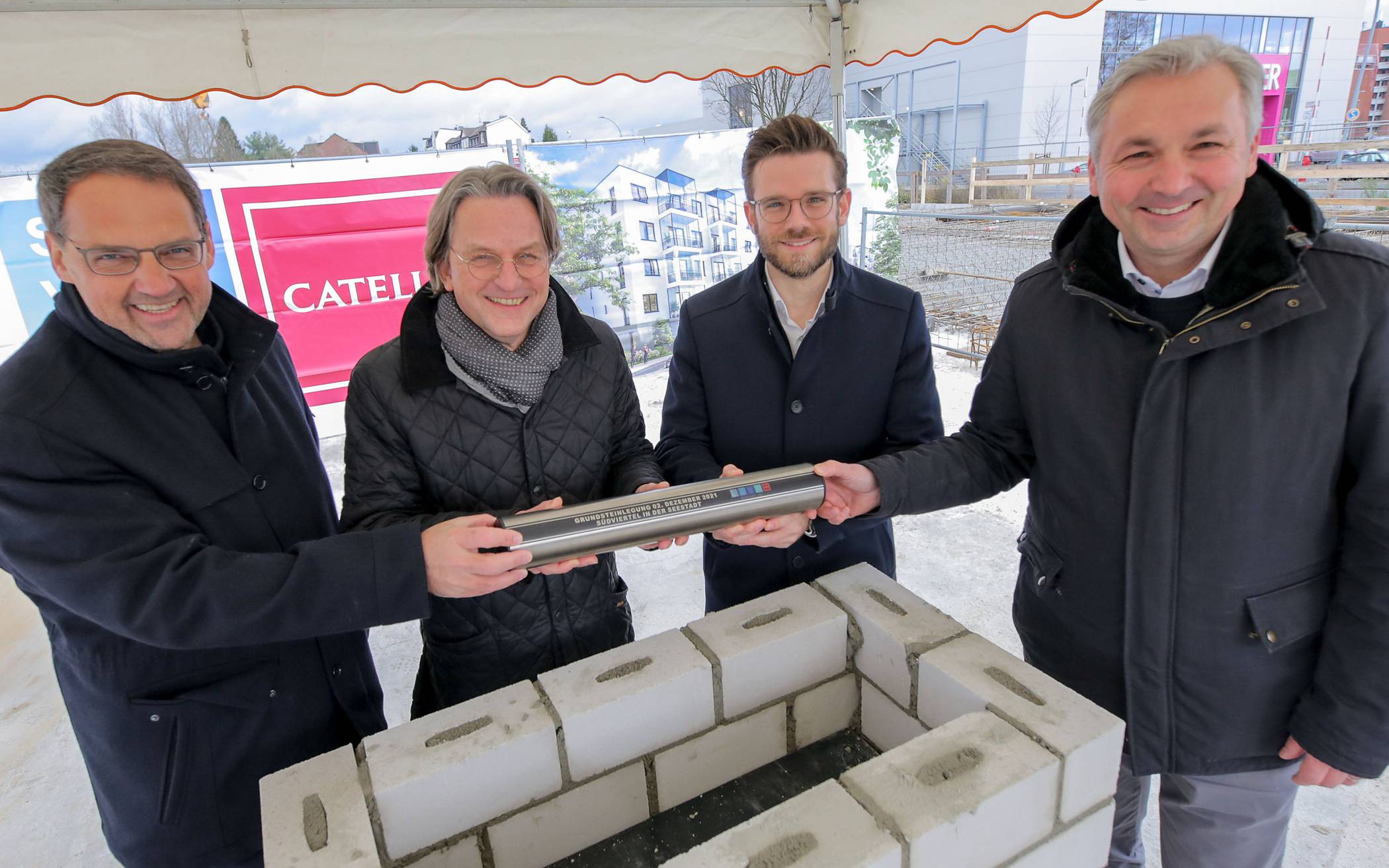 Mit vereinten Kräften wird der Grundstein