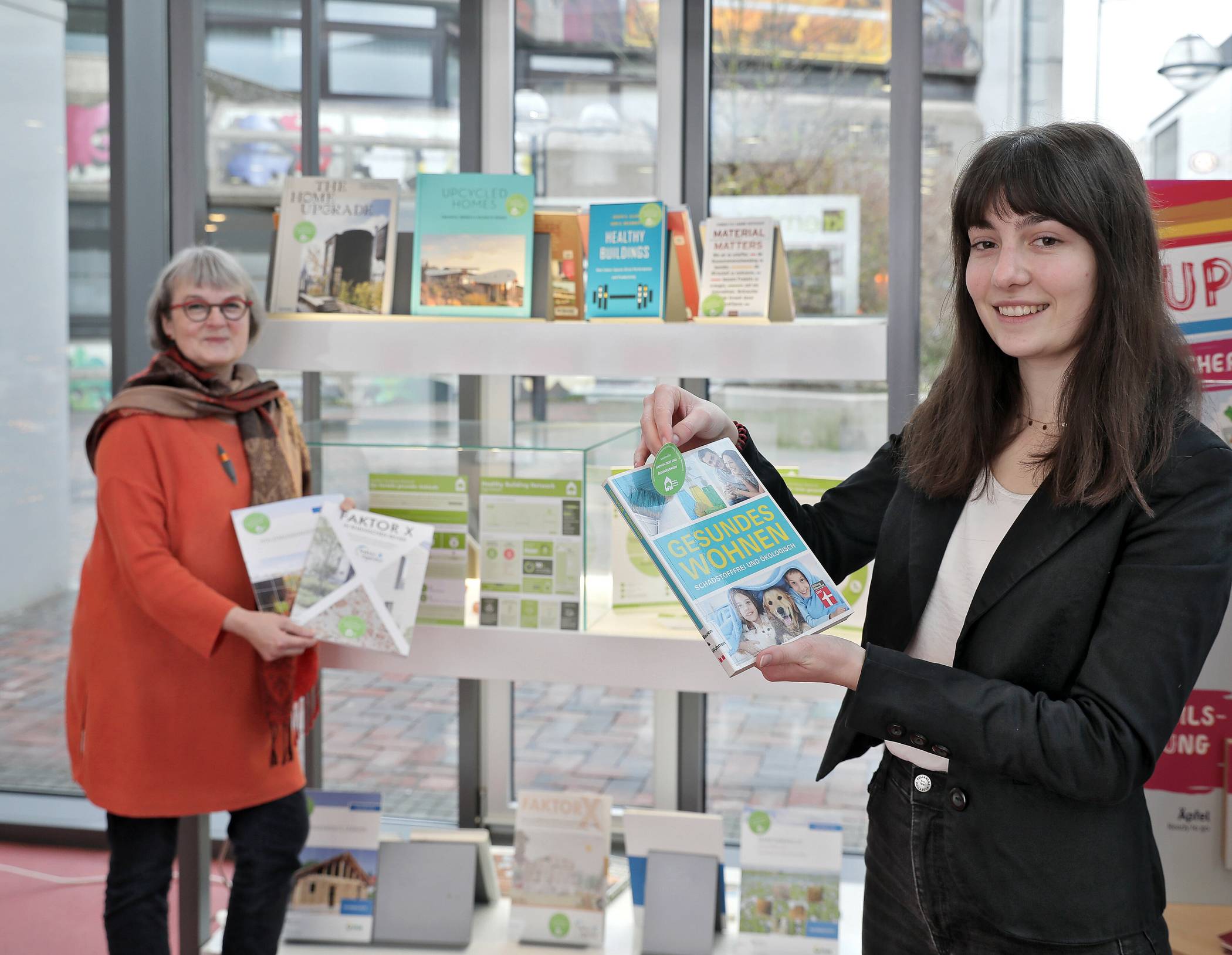 Neues Angebot "Gesundes Bauen" in der Mediothek vorgestellt: Evelyn Buchholtz, Leiterin der Mediothek Krefeld, und Jule Mommert (rechts). Sie betreut das Thema Nachhaltigkeit in der Mediothek. Foto: Stadt Krefeld, Jochmann