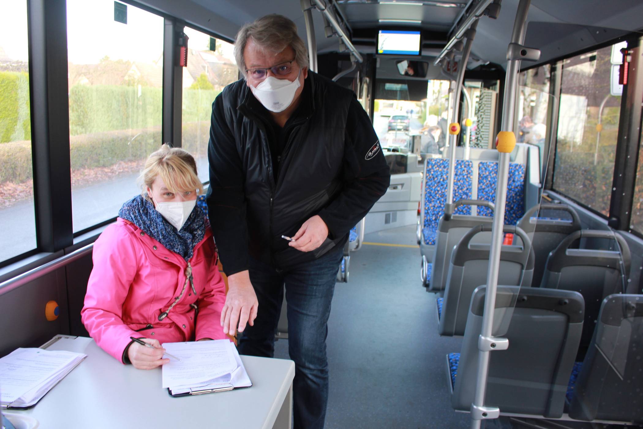  Im Impfbus: In einem normal ausgestatteten Linienbus impft Professor Dr. Tobias Zekorn, unterstützt von seiner medizinischen Mitarbeiterin Janine Kost, die Lehrer an den Schulen. Auch Sportvereine haben ihr Interesse an einem Besuch des Impfbusses schon angemeldet. Foto: Müller 