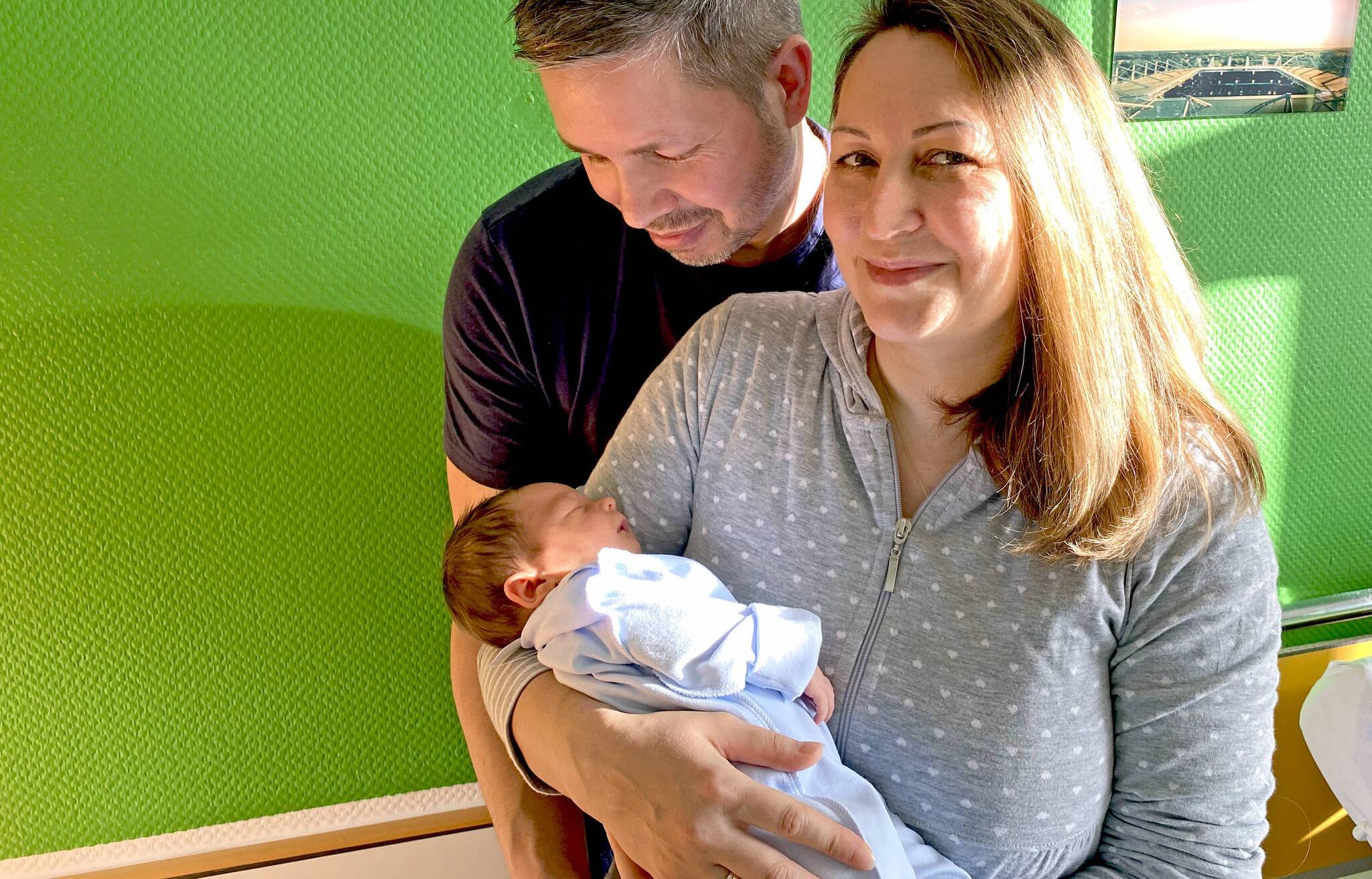 Der kleine Alexander Martin ist das 1000. Baby am Krankenhaus Neuwerk - und der ganze Stolz seiner Eltern, Yevgeniy und Anastassiya. Foto: KH Neuwerk