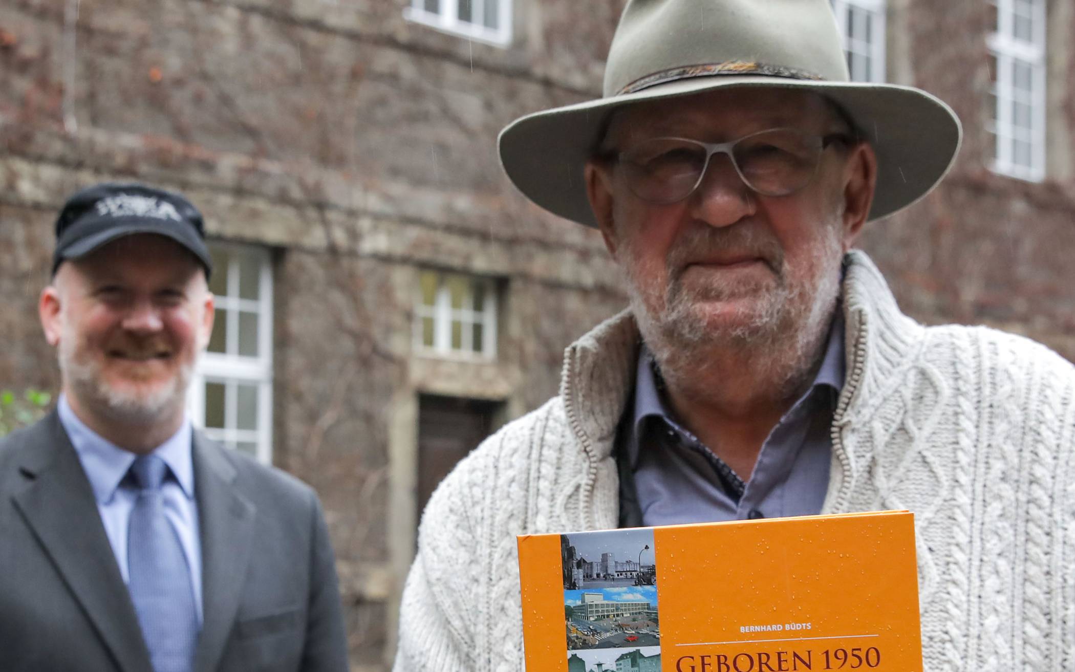 Der Autor Bernhard Büdts (vorne) mit seinem dritten Band der Reihe „Geboren 1950“ und für das Stadtarchiv als Herausgeber Dr. Dr. Helge Kleifeld. 
