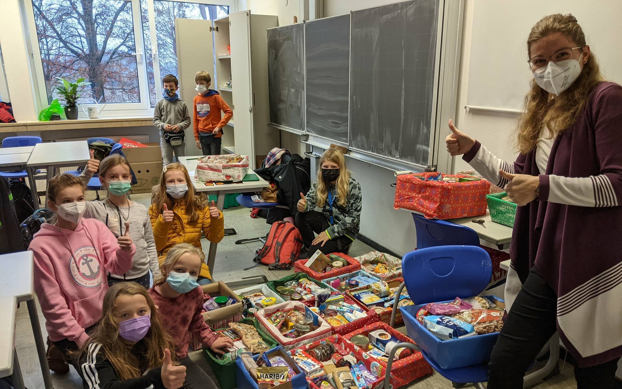 Beim fleißigen Packen der Lebensmittel haben