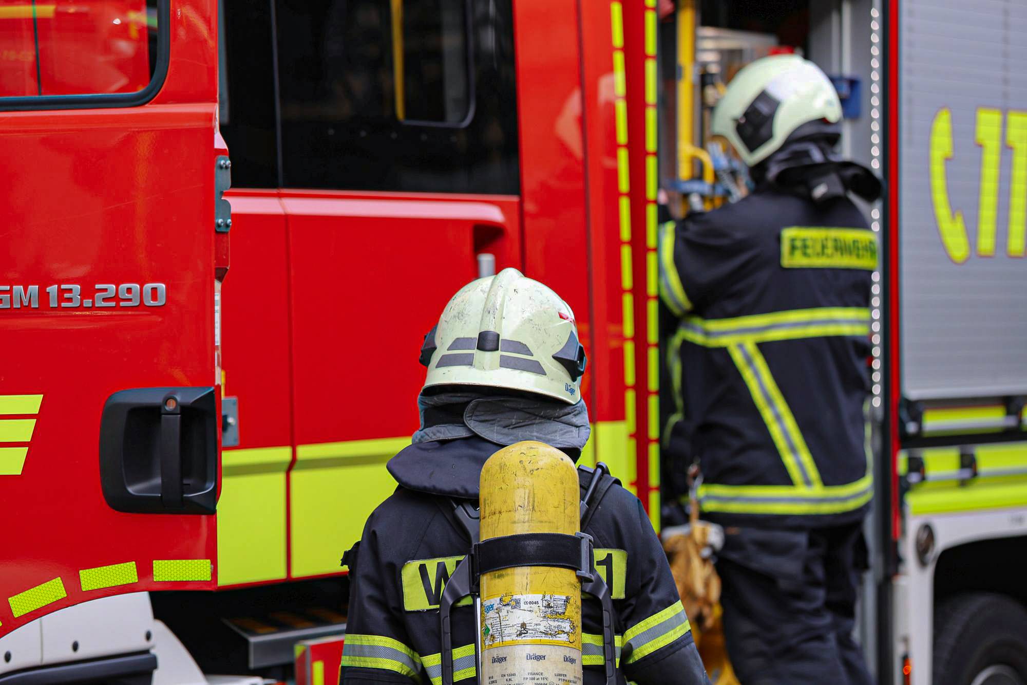 86-Jährige erwartet Strafverfahren: Drei Leichtverletzte bei Wohnungsbrand