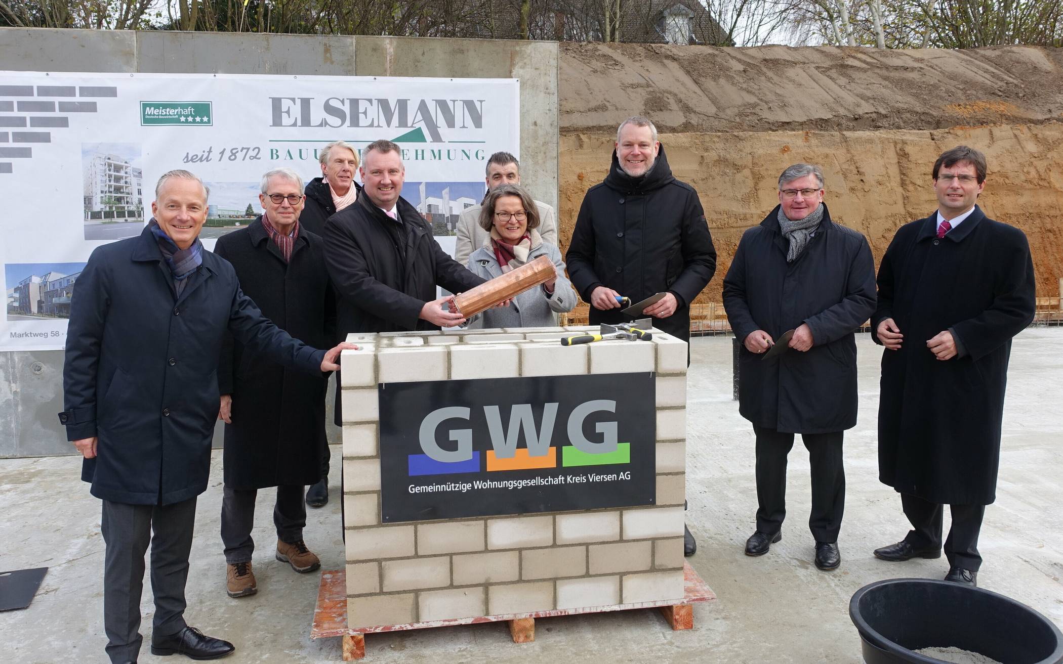  Zur Grundsteinlegung zweier Wohnanlagen der GWG an der Florianstraße in Elmpt war hoher Besuch zugegen: NRW-Bauministerin Ina Scharrenbach. 