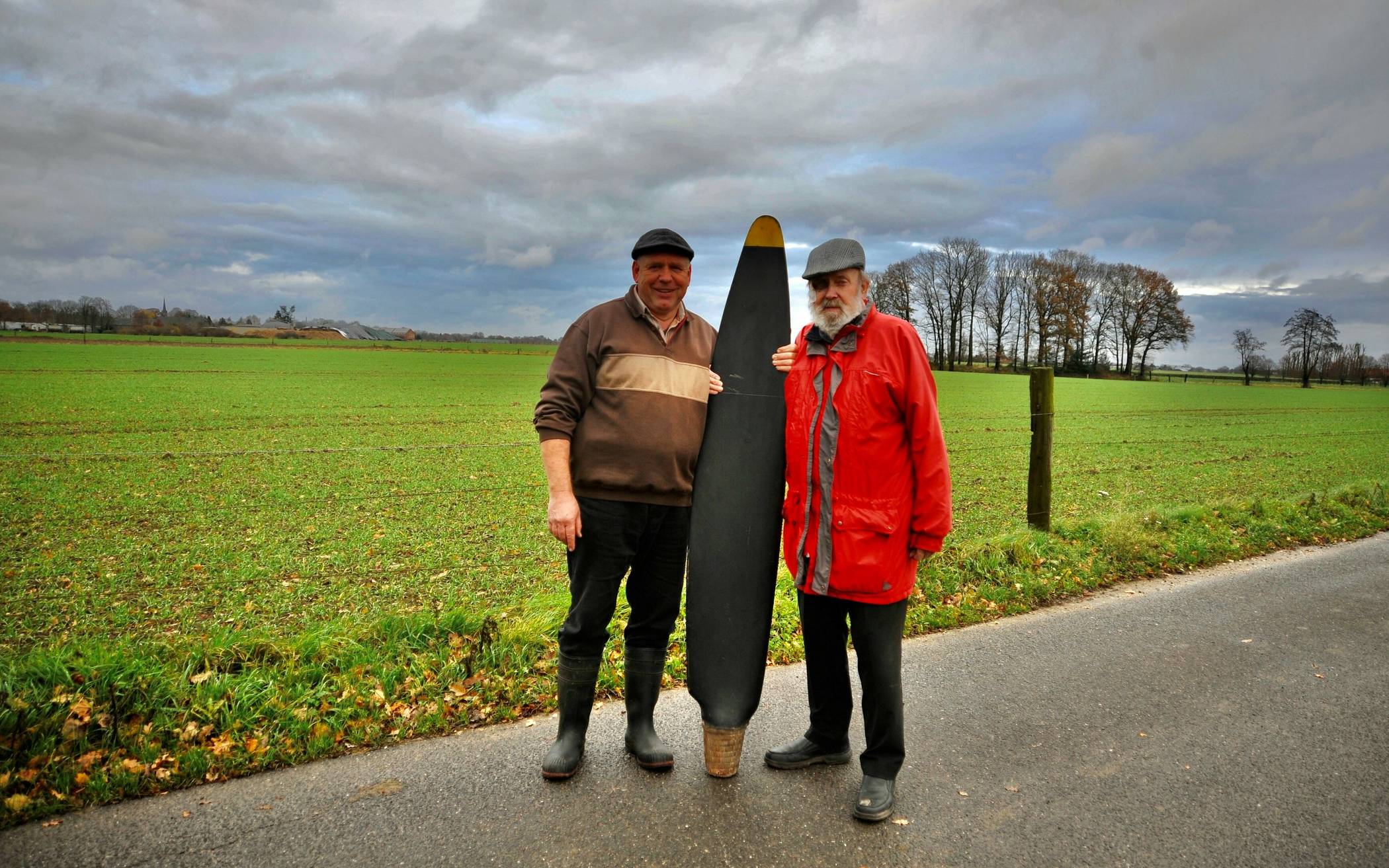 Landwirt Peter Joppen (links) und Jakob van Heesch mit einem Rotorblatt des Propeller der abgestürzten Halifax. Foto: Steentje