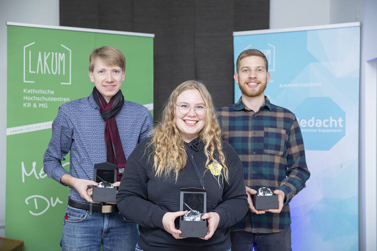 Die diesjährigen Preisträger*innen: (v.l.) Linus Schröttke, Laura Evertz, Adrian Eickhoff. 