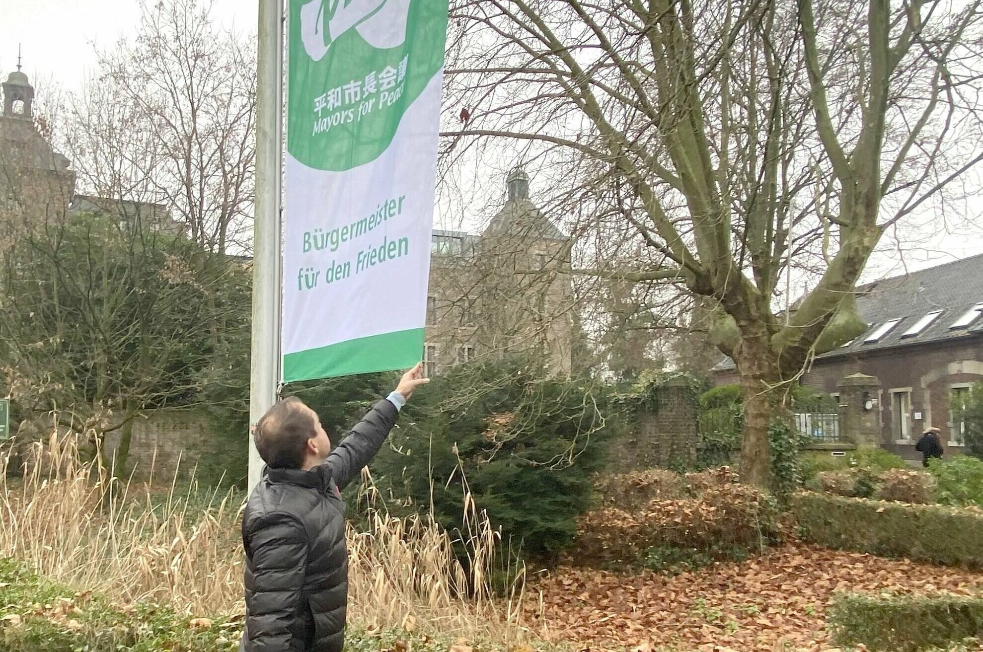  Freut sich über die vor dem Schloss gehisste Friedensfahne: Bürgermeister Christian Pakusch. 