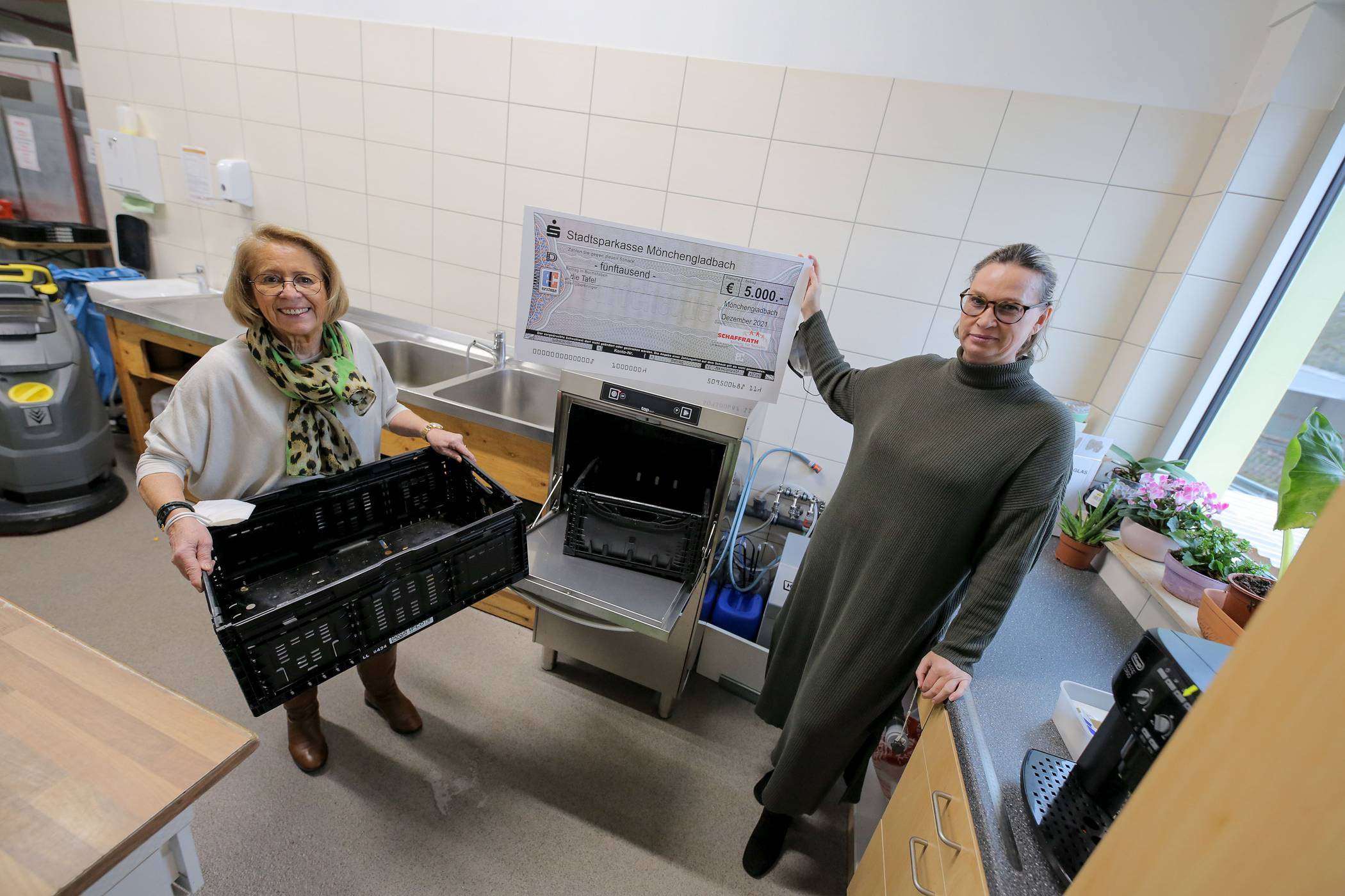 Mit Geld zur Anschaffung einer Spülmaschine für Obst- und Gemüsekisten hat die Schaffrath Stiftung der Tafel unter die Arme gegriffen. Petra Krumbein (r.) vom Stiftungsvorstand übergab die Spende symbolisch an die Tafel-Vorsitzende Monika Bartsch. Die Stiftung hat den Anspruch, da zu helfen, wo die Hilfe direkt bei den Bedürftigen ankommt. 