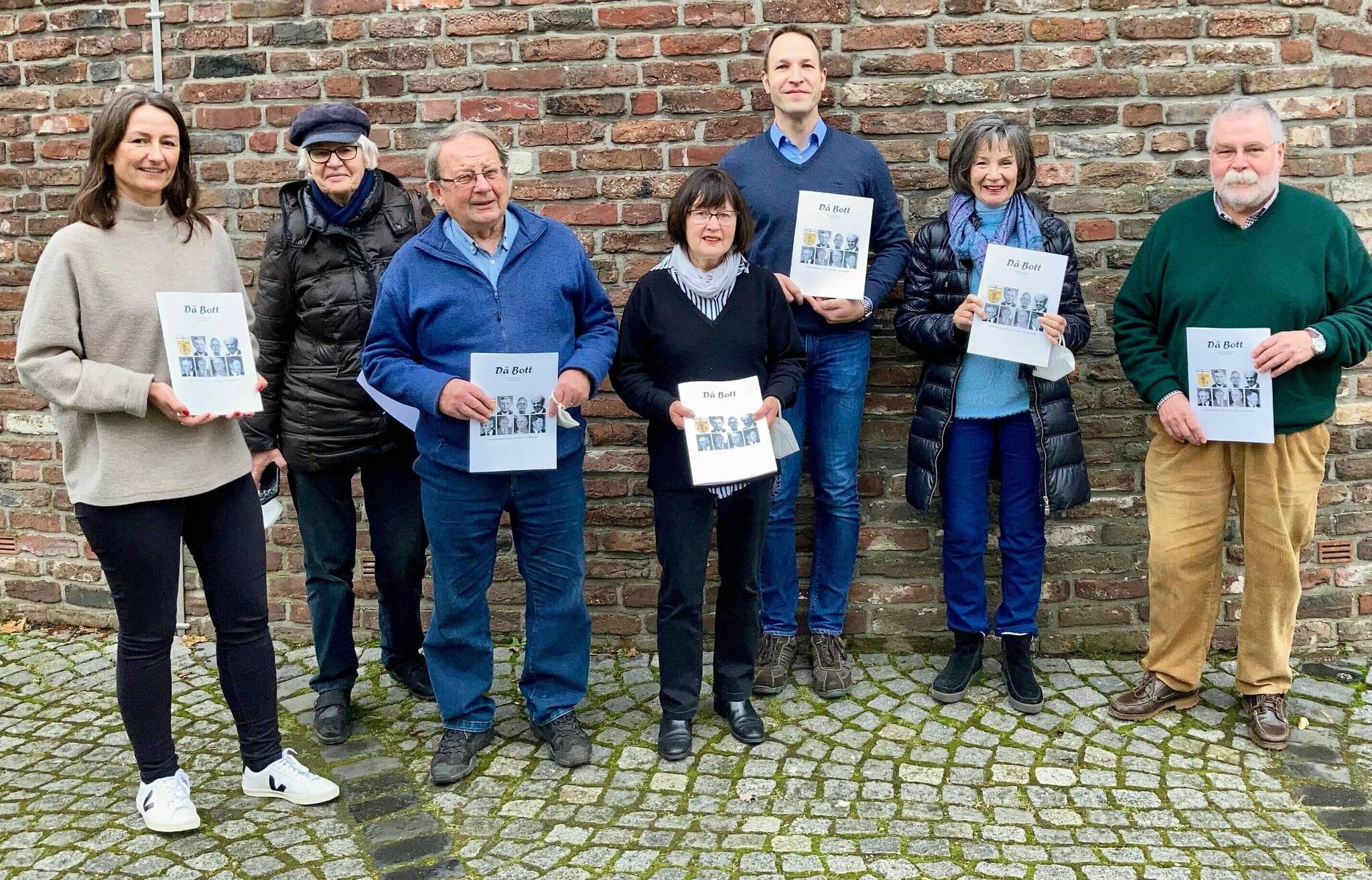 Silke Felkl, Regina Spoerle, Franz-Josef Radmacher, Helga Ebner, Dr. Thomas Günther, Wiltrud Dohms und Franz-Josef Jürgens (v. l.) vom Heimatkreis Lank präsentieren die 48. Ausgabe von „Dä Bott“ vor der Teloy-Mühle. 