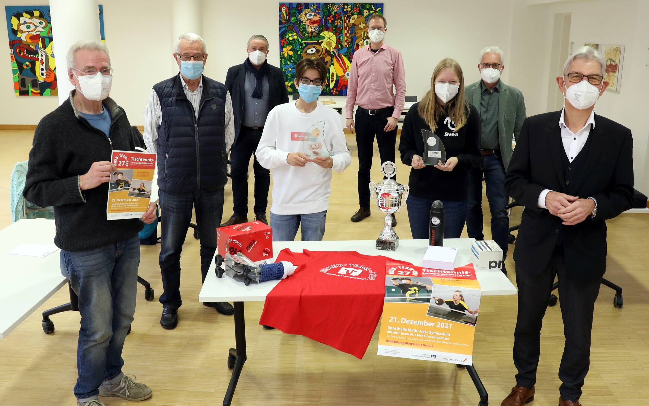 Das 27. Tischtennisturnier um den Mixed-Team-Cup wurde als Folge des Infektionsgeschehens auf den 5. April verschoben. Von links: Raimund Pispers (Orgateam), Hermann-Josef Reinartz (Orgateam), Jürgen Huppertz, (Fachbereich Schule und Sport), Martin Krülls (Orgateam), Wolfgang Rombey (Präsident SSB MG) und Dr. Veit Luxem (Vorstandsvorsitzender Volksbank Mönchengladbach).  