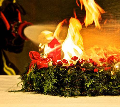  Besonders von ausgetrockneten Adventskränzen und -gestecken geht zu dieser Jahreszeit Brandgefahr aus. Die Freiwillige Feuerwehr Meerbusch gibt Tipps. 