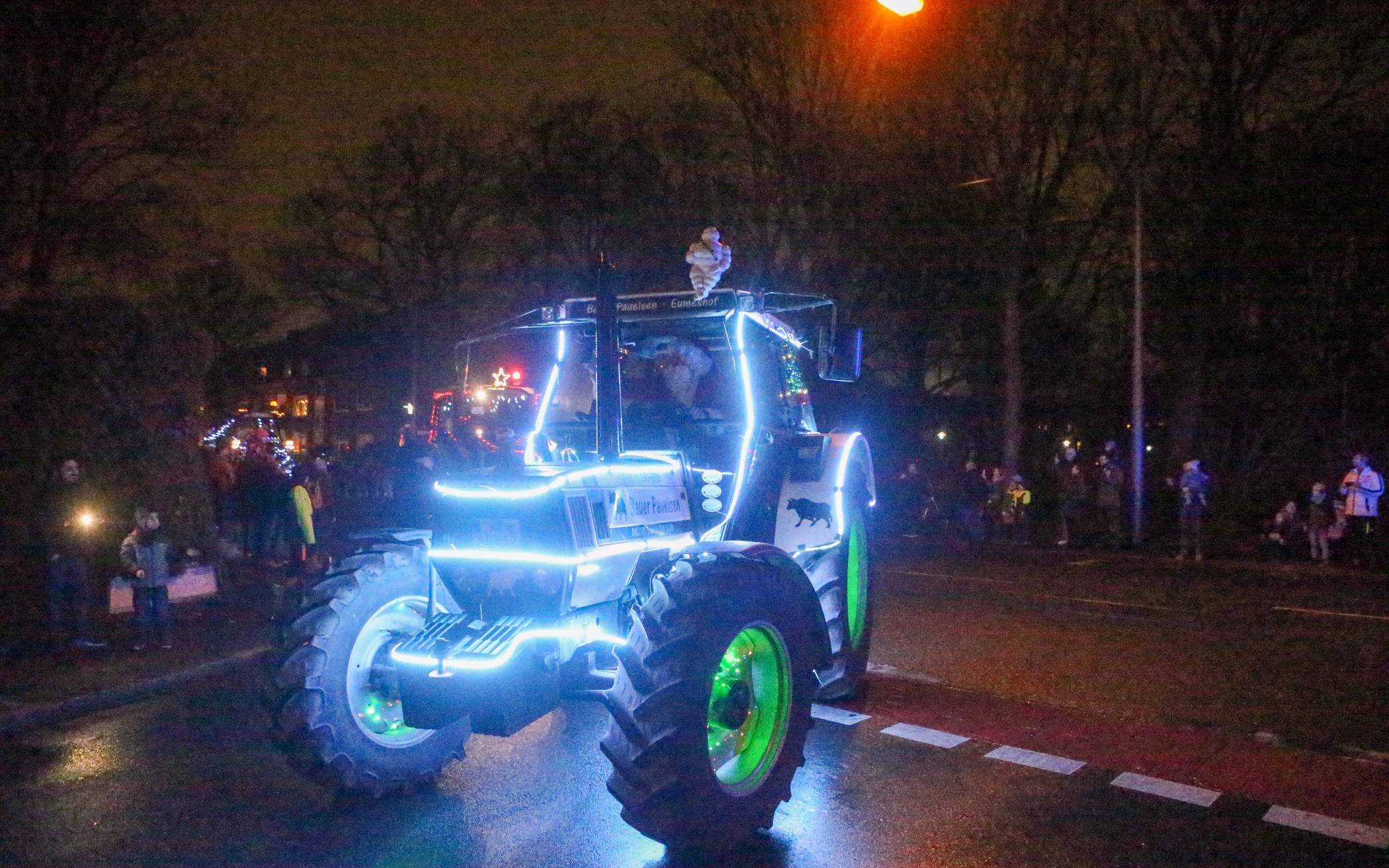 Weihnachtliche Trecker-Parade durch Krefeld