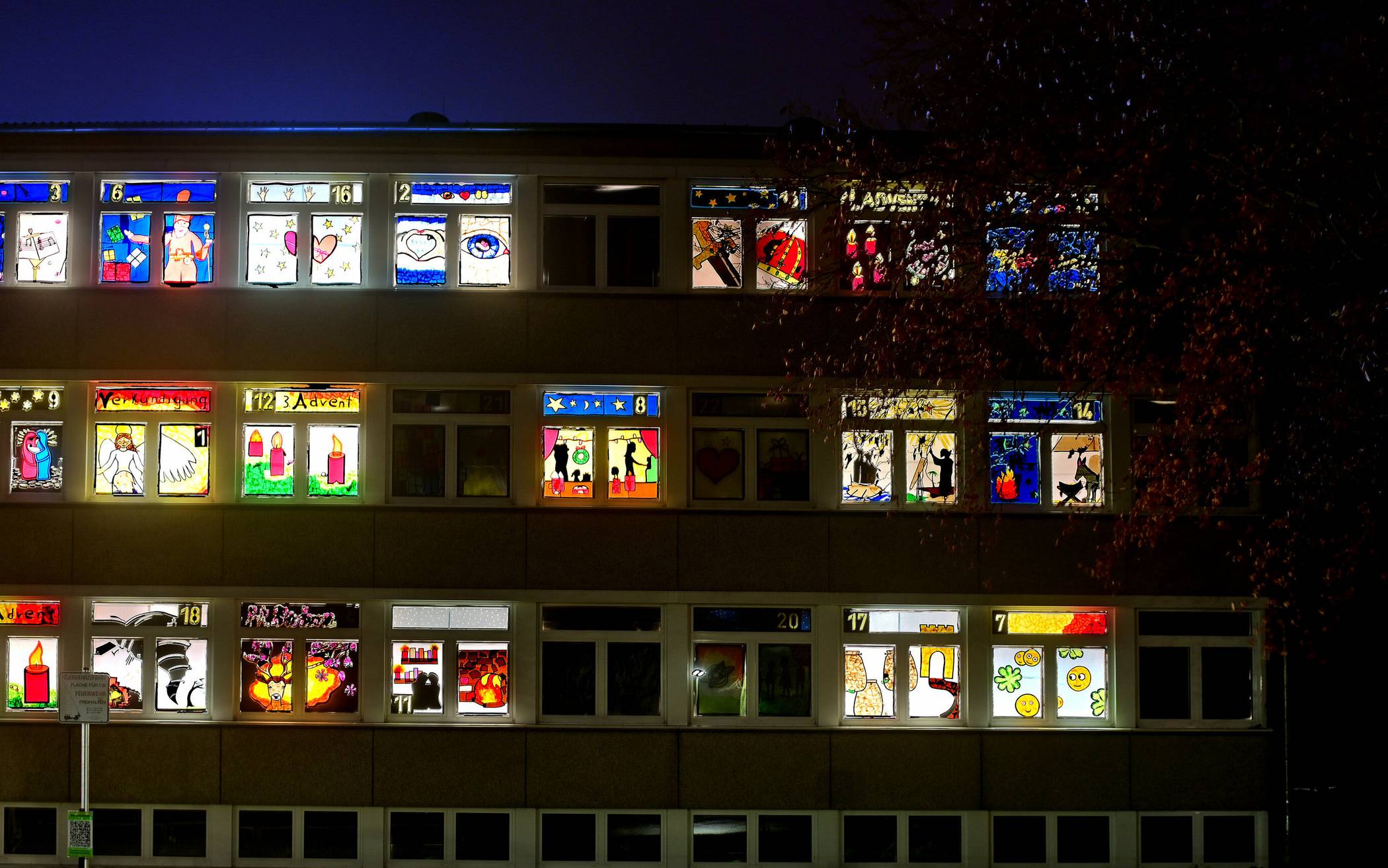 Wieder gibt es schöne Fensterbilder am St. Bernhard-Gymnasium zu sehen. Wenn Sie den QR-Code Scannen, erfahren Sie mehr über die Motive. 