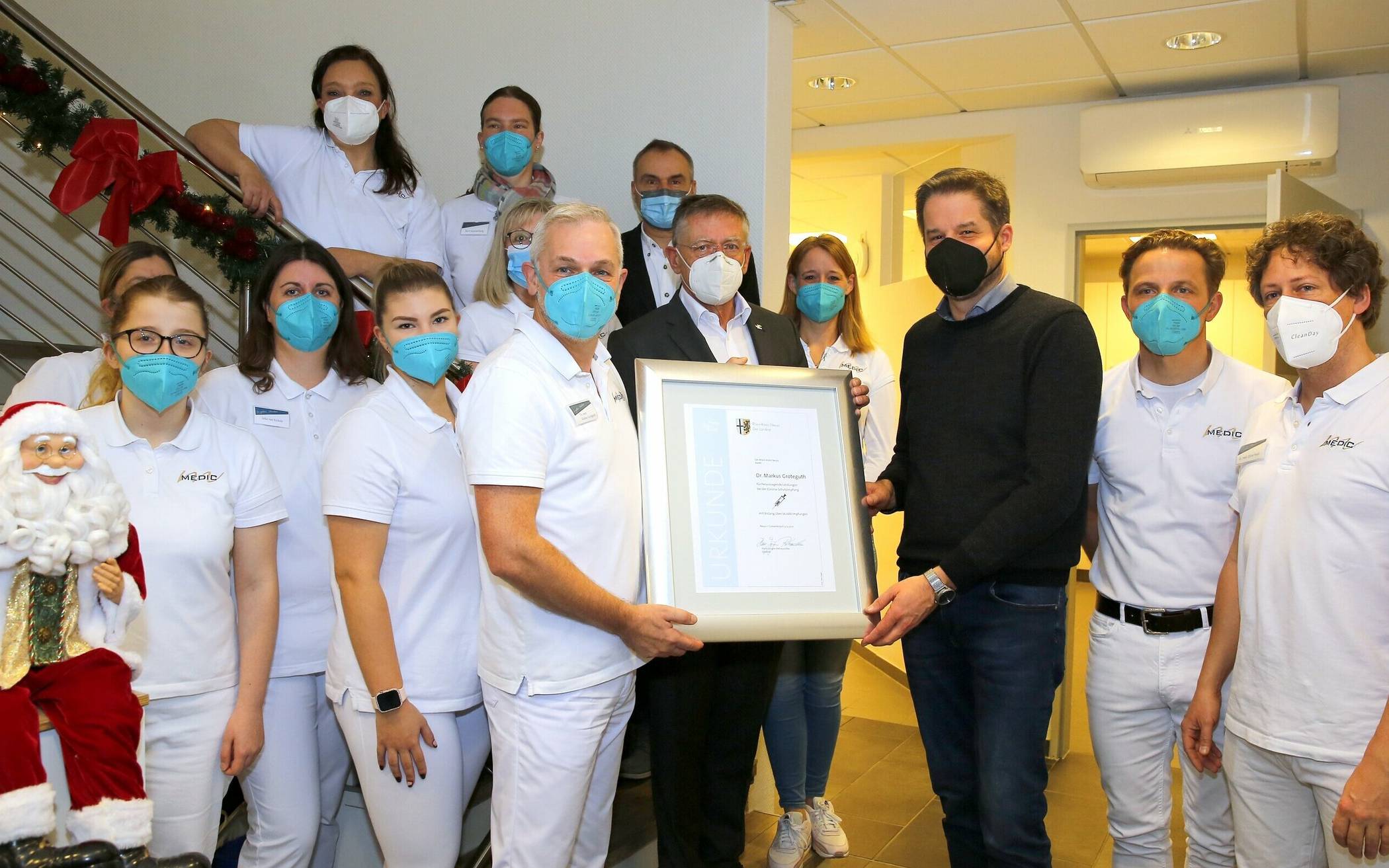  Dr. Markus Groteguth bekam von Landrat Hans-Jürgen Petrauschke (Mitte) und Meerbuschs Bürgermeister Christian Bommers die Ehrenurkunde für herausragende Leistung in der Pandemie überreicht. 