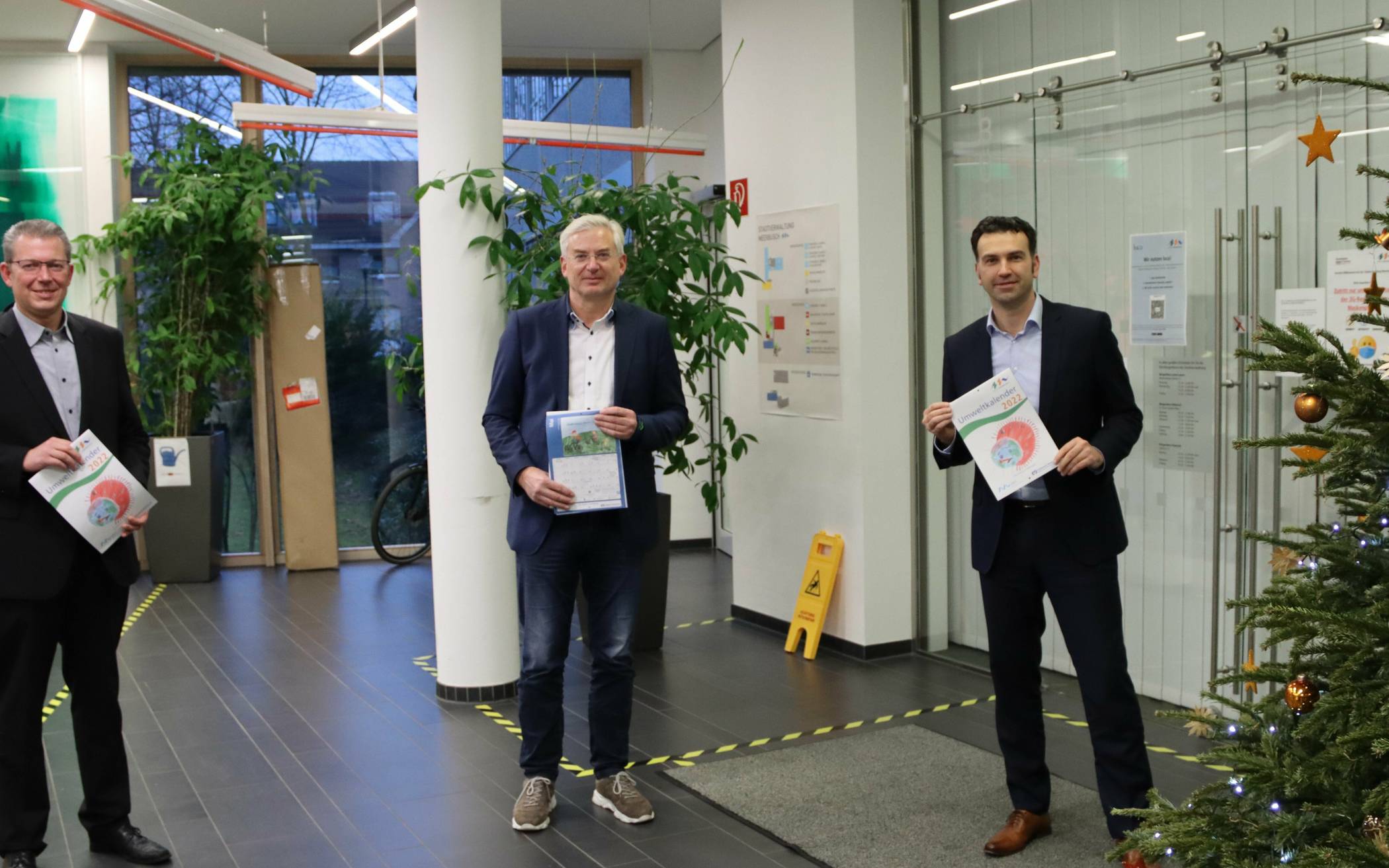 Finanziert wurde der Umweltkalender einmal mehr durch die Stadtwerke (stm) und die Volksbank Meerbusch (v.l.): Carsten Thoeren (Volksbank), Technischer Beigeordneter Michael Assenmacher und stm-Geschäftsführer Tafil Pufja freuen sich über die neue Ausgabe. 