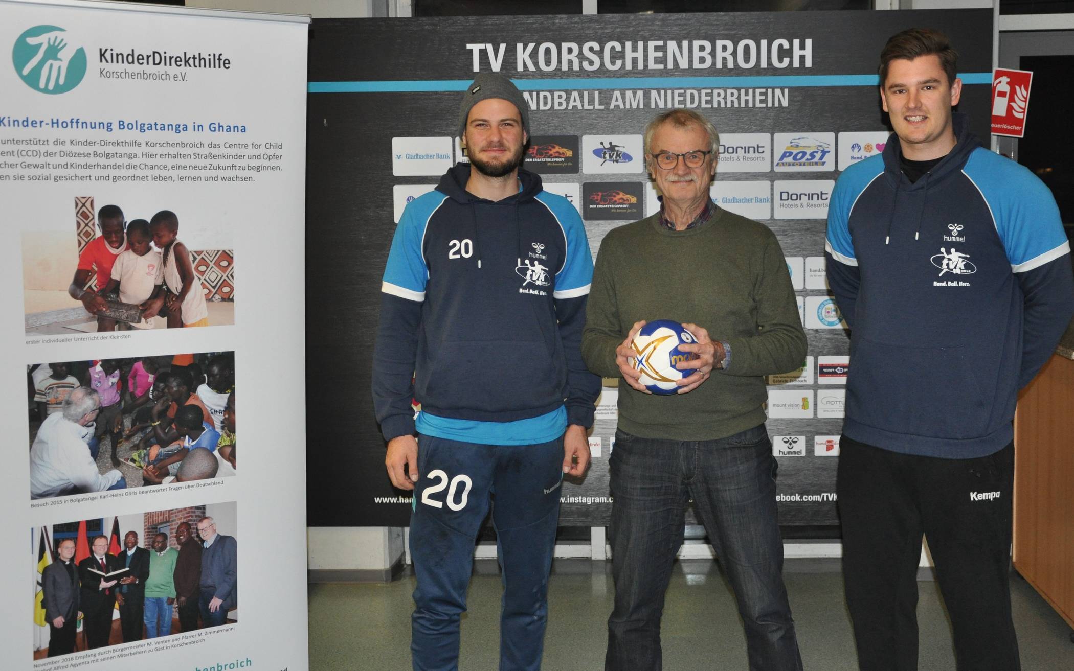 Karl-Heinz Göris (Mitte), Vorsitzender der Kinder-Direkthilfe,