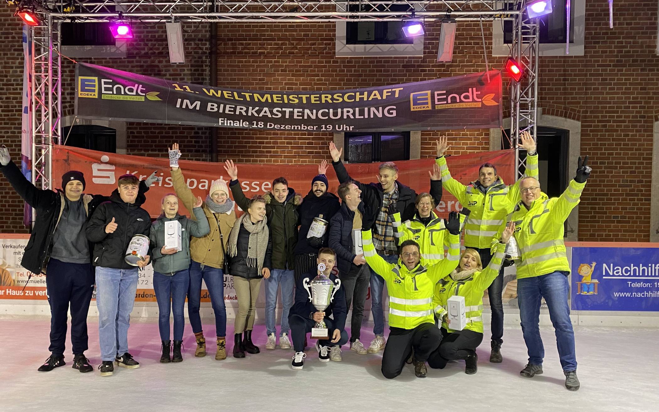 Das Foto zeigt die Siegermannschaften nach der Ehrung (v.l.): Stadtsportbund Mönchengladbach, die Niederrhein Yetis und Hegger on Ice in den gelben Jacken.  