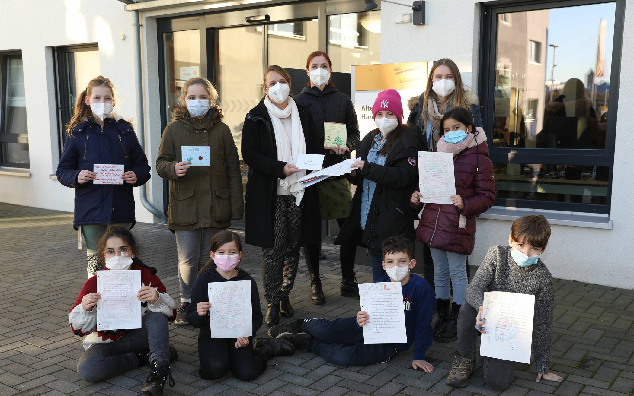 Schülerinnen und Schüler schreiben Briefe gegen die Einsamkeit