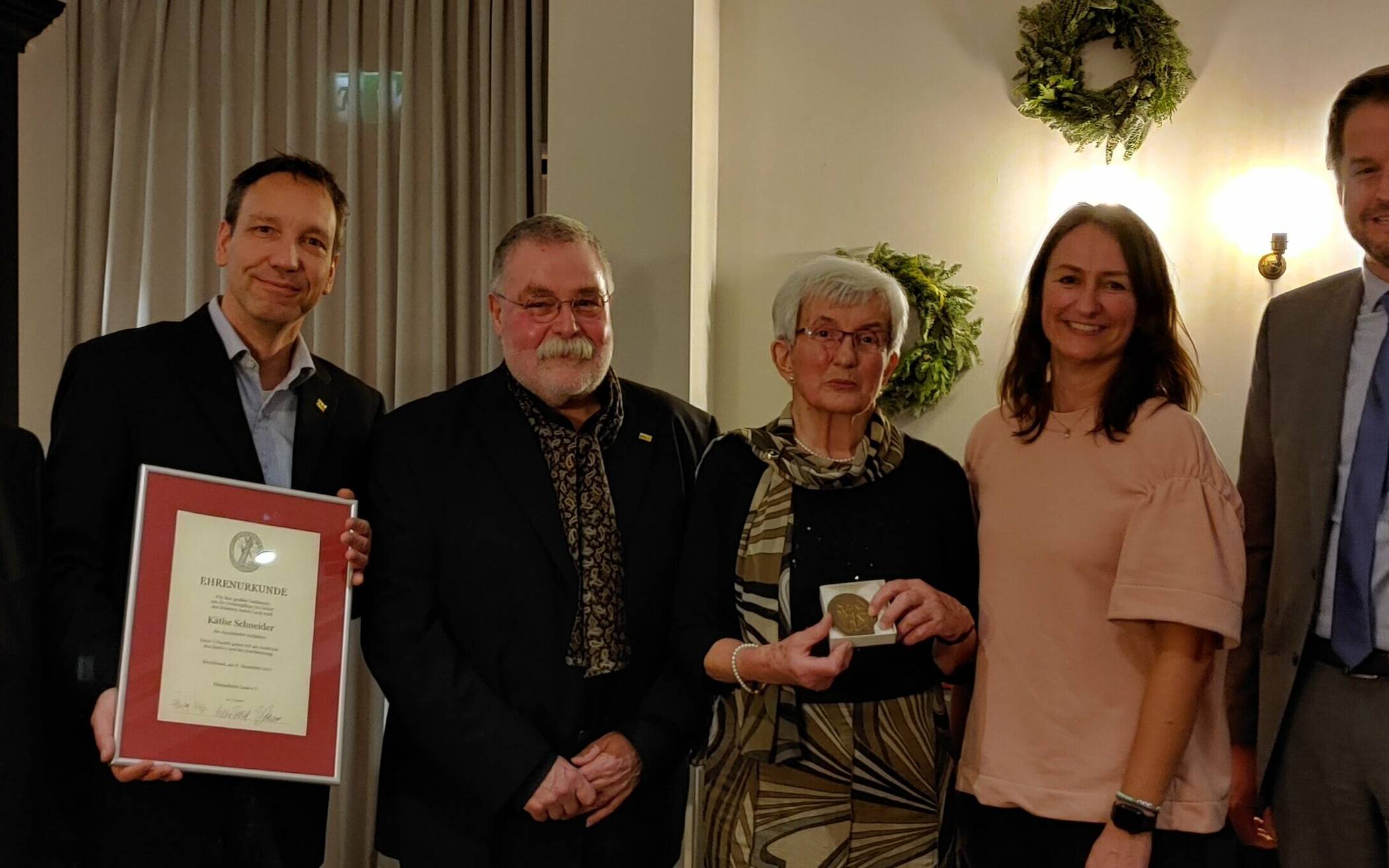 Franz-Josef Radmacher, Jörg Wartchow, Franz Jürgens, Preisträgerin Käthe Schneider, Silke Felkl und Bürgermeister Christian Bommers (v.l.) bei der Verleihung der Jacobsleiter. 