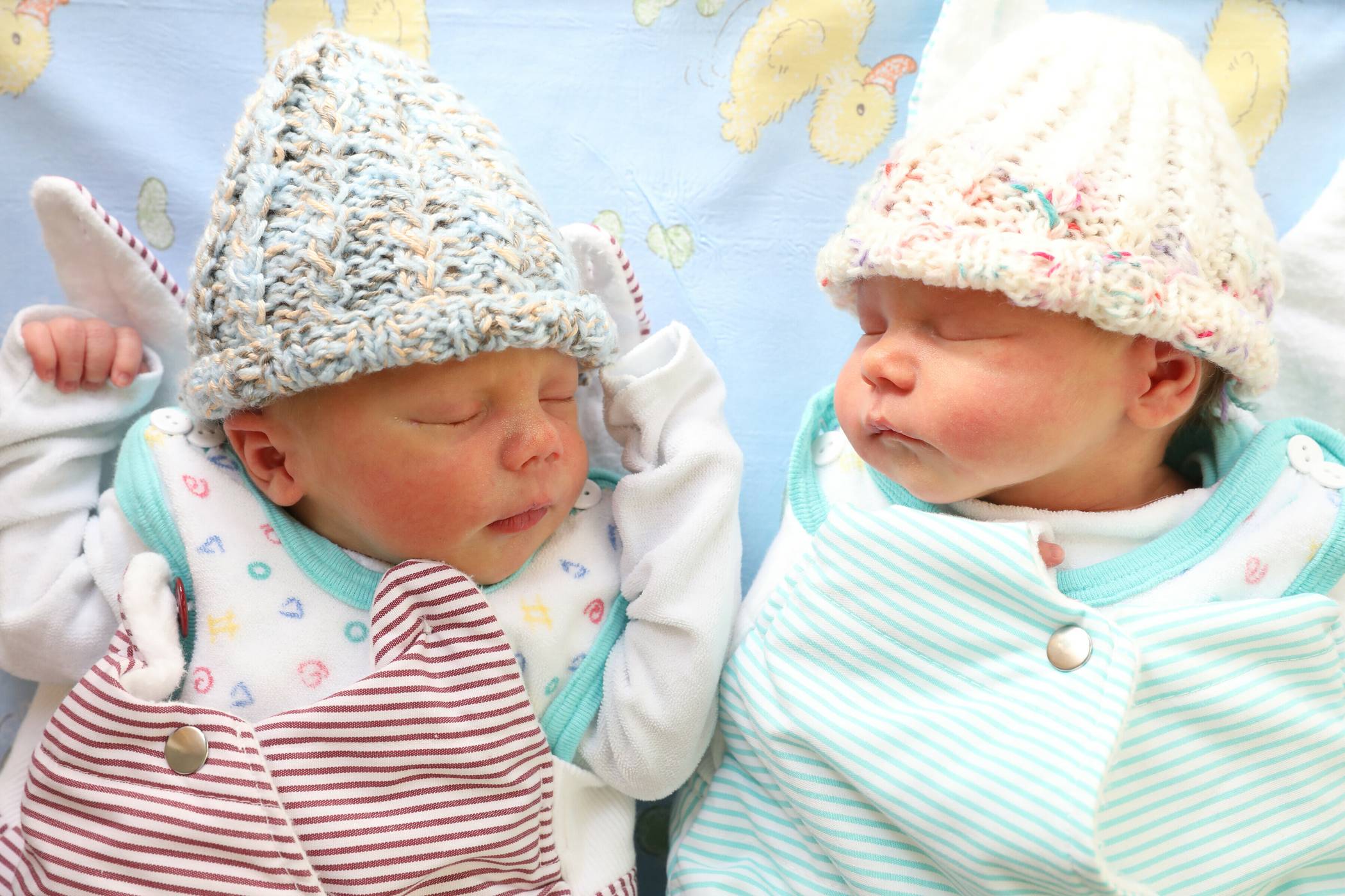 Die Geburt von Zwillingen stellt die werdenden Eltern vor einige Herausforderungen. Ein Kurs in der Elternschule der Städtischen Kliniken hilft sie zu bewältigen. 