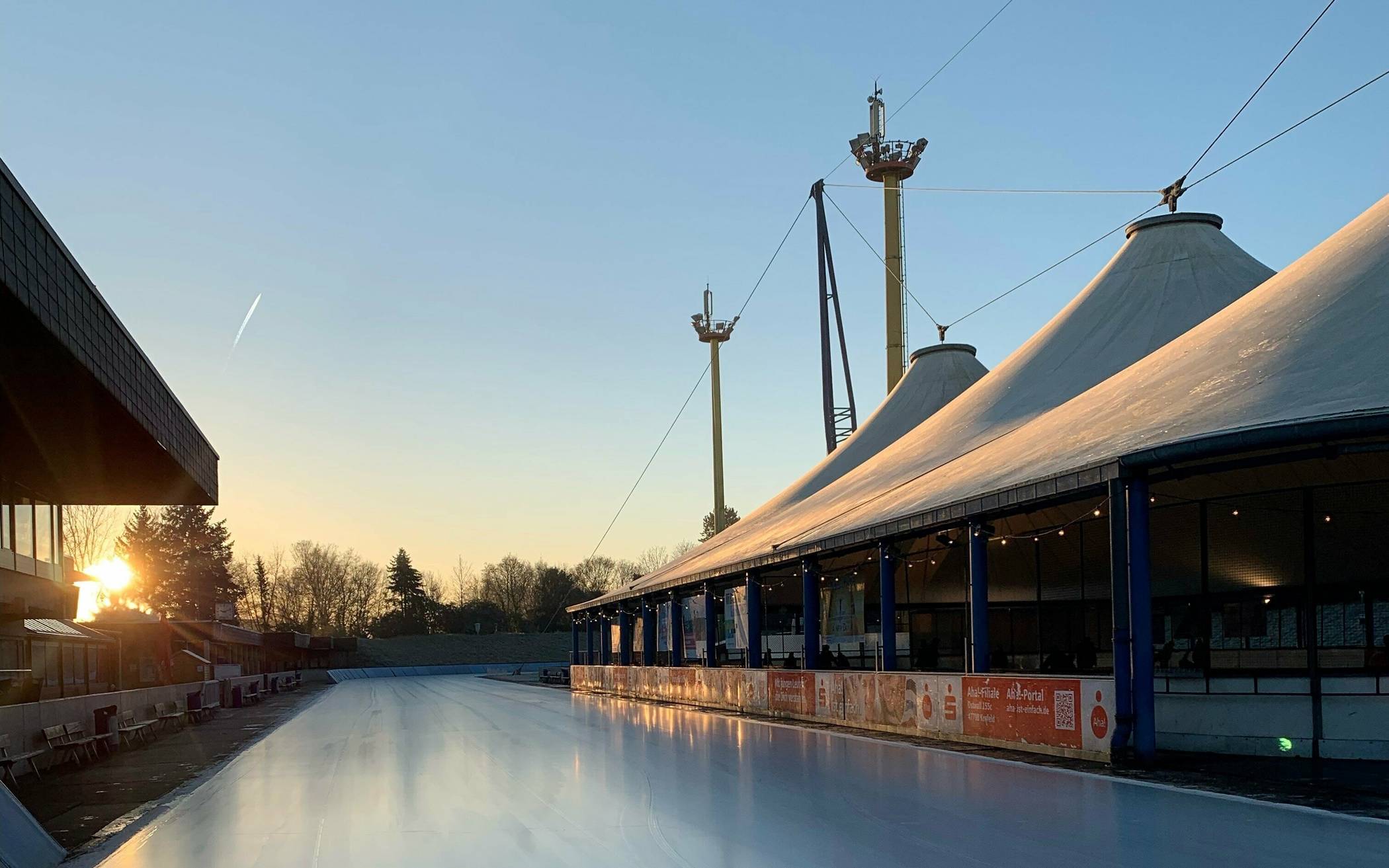  Wenn die Sonne über dem Außenring aufgeht, lädt die spiegelglatte Eisfläche dazu ein, hier ein paar Runden zu drehen. 
  