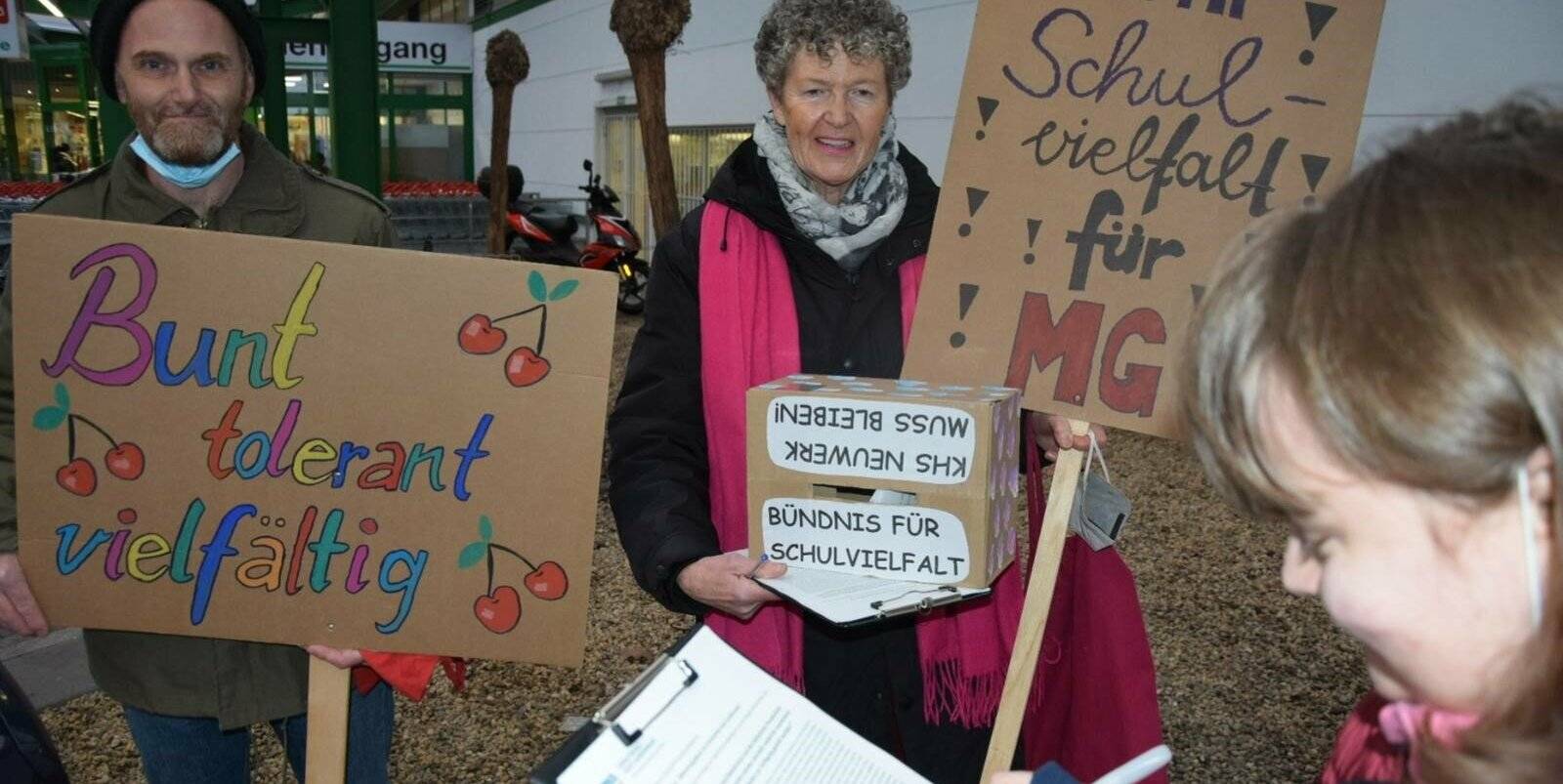 Unterschriften sammeln für die Schulvielfalt in