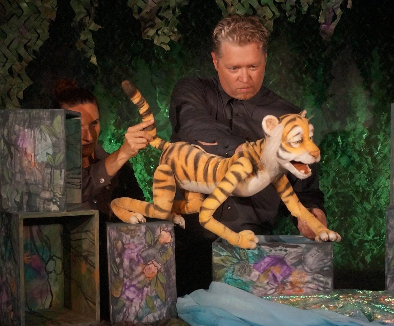  Das Puppentheater-Duo Theater con Cuore präsentiert sein Stück „Tigerwild“. 