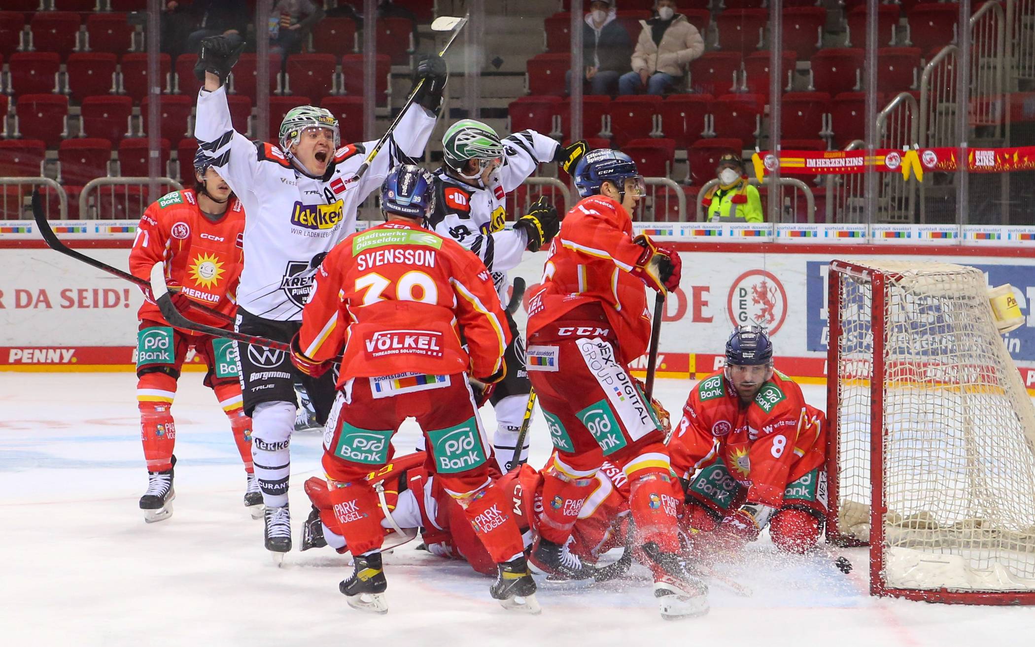 Pinguine feiern Derbysieg bei der DEG
