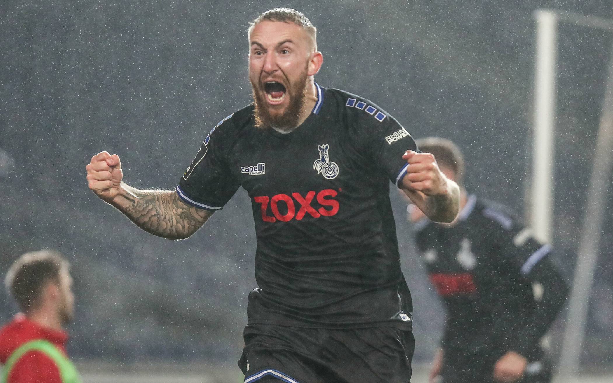 Als hätte er‘s selbst geschossen: Neuzugang Marvin Knoll zeigt sofort Mannschaftsgeist und dreht jubelnd ab nach Moritz Stoppelkamps Siegtor beim TSV Havelse. 