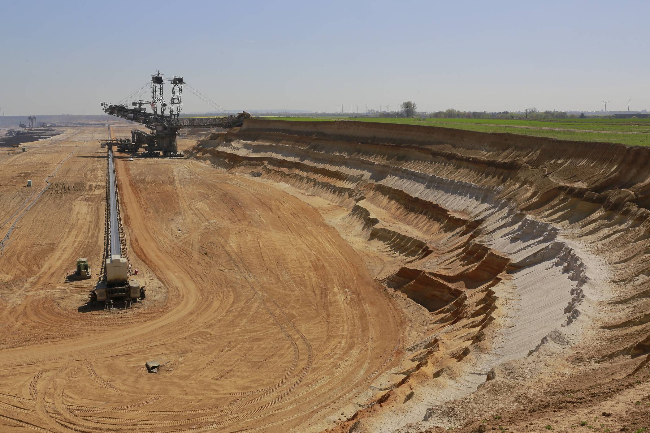  Neben vielen positiven Aspekten berge ein früherer Ausstieg aus der Braunkohle auch Probleme, zum Beispiel für den Wasserhaushalt, sagt die Stadt. 