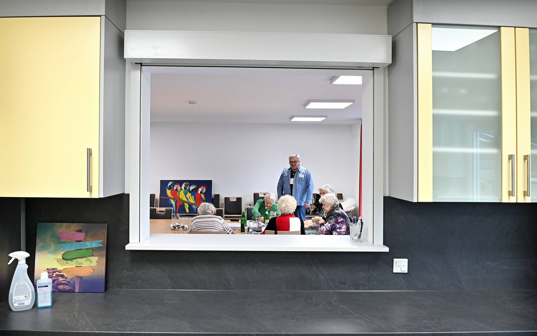 Die Caritas Begegnungsstätte Schiefbahn: Hier ein Blick aus der Küche in den großen Aufenthaltsraum hinein.  