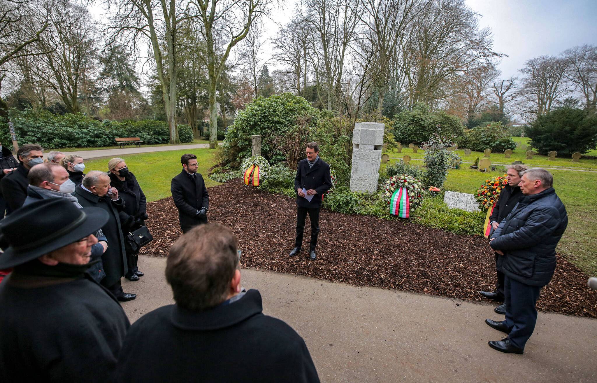 NRW-Ministerpräsident Hendrik Wüst (Mitte) legte am