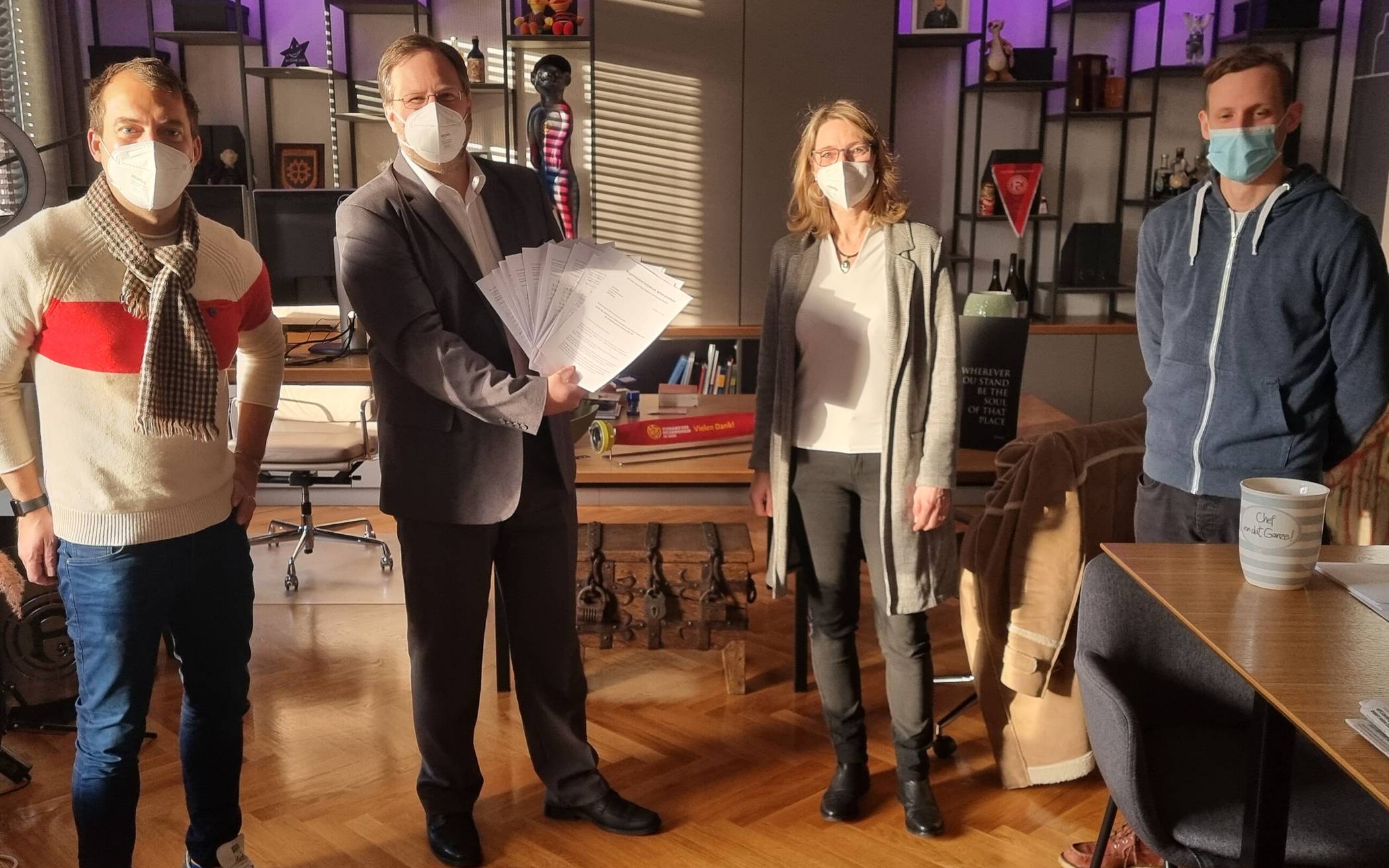  Übergabe der Unterschriften im Schloss Neersen. Unser Foto zeigt von links Bürgermeister Christian Pakusch, Thorsten Doehlert, Gaby Pedersen von der Bürgerinitiative und Tim Orth von der Stadt Willich. 
  