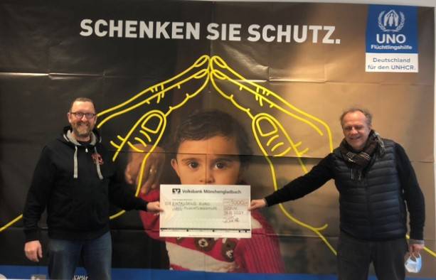  Dirk Töller, Trainer der KSG Taekwondo Willich, bei der Scheckübergabe an den Geschäftsführer der UNO Flüchtlingshilfe Peter Ruhenstroth-Bauer in Bonn. 
