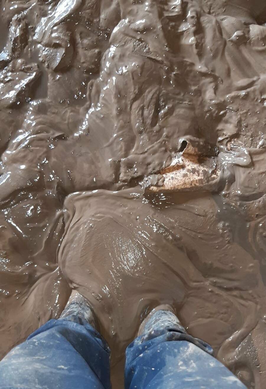 Bis zu den Waden stand der zähe Schlamm im Haus.  