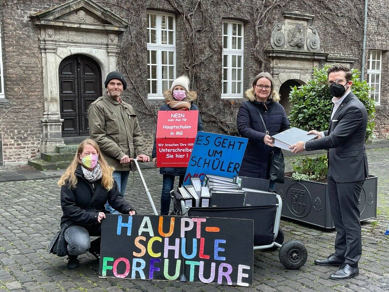  Am Freitag, 28. Januar, wurden die restlichen der bereits vorliegenden 14 023 Unterschriften an OB Felix Heinrichs überreicht. Das sollte reichen, aber bis zum 9. Februar sammelt das Bündnis weiter. 